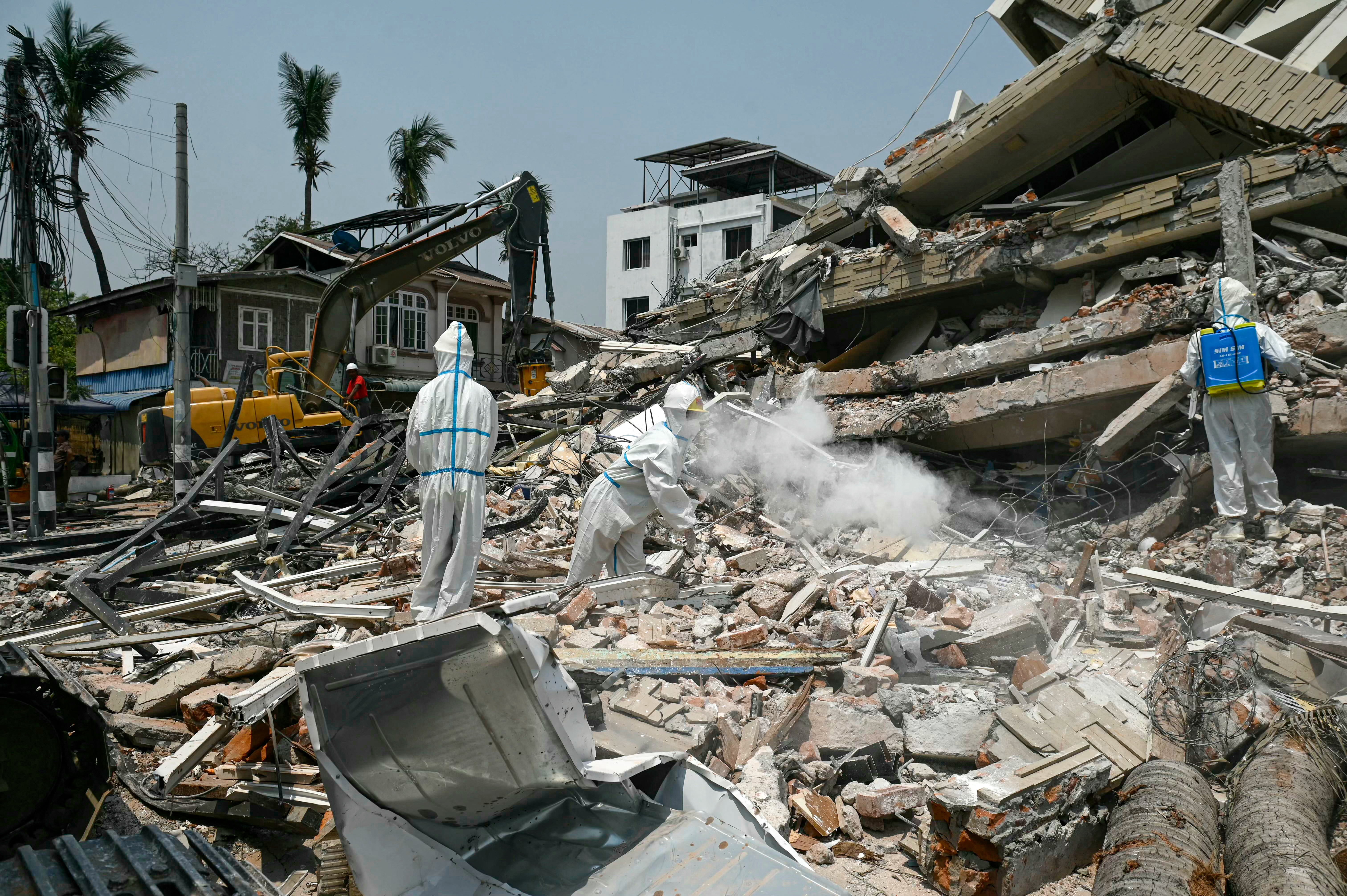 Myanmar quake death toll climbs as hope fades for survivors
