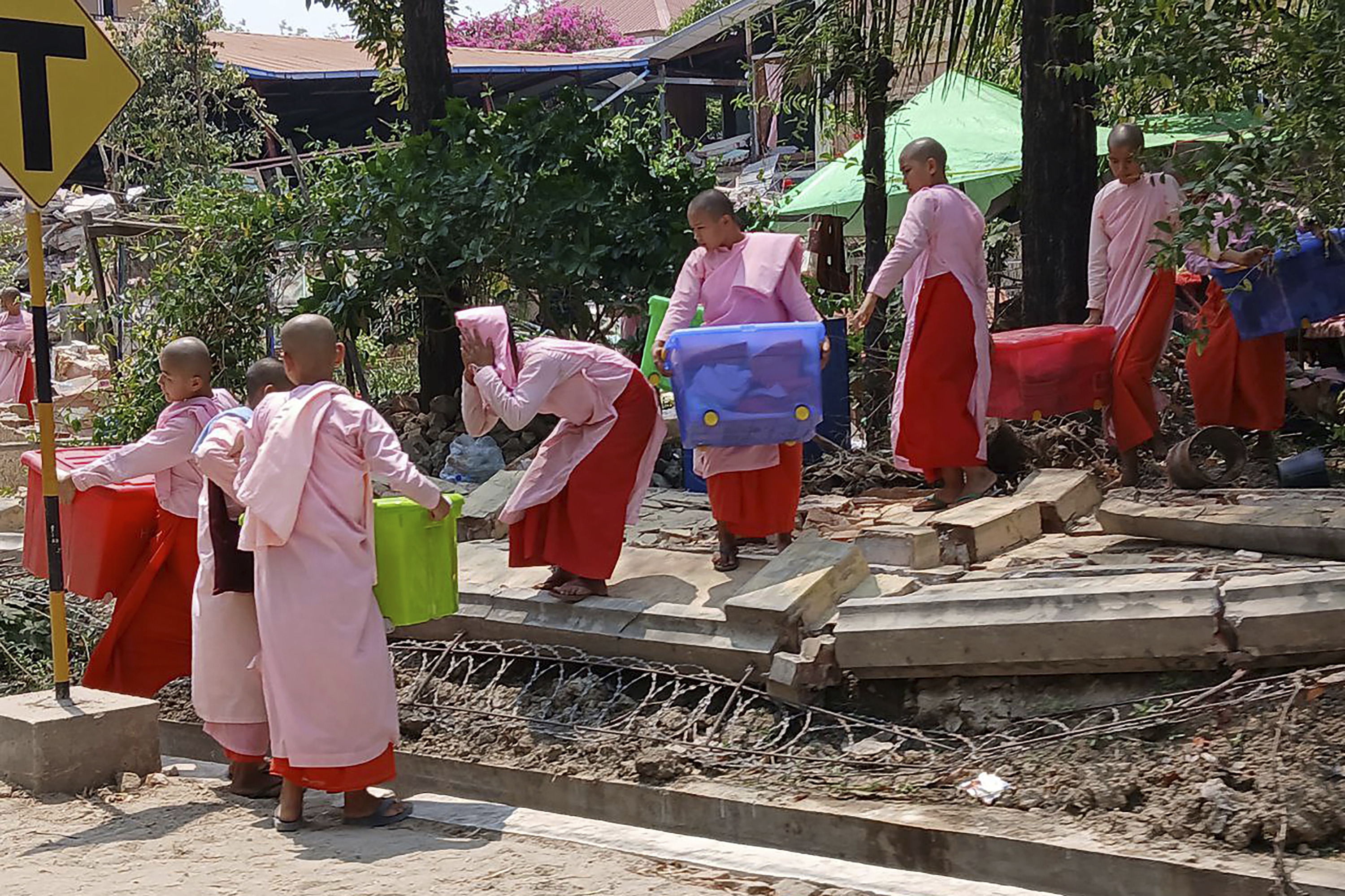 Myanmar quake death toll climbs as hope fades for survivors