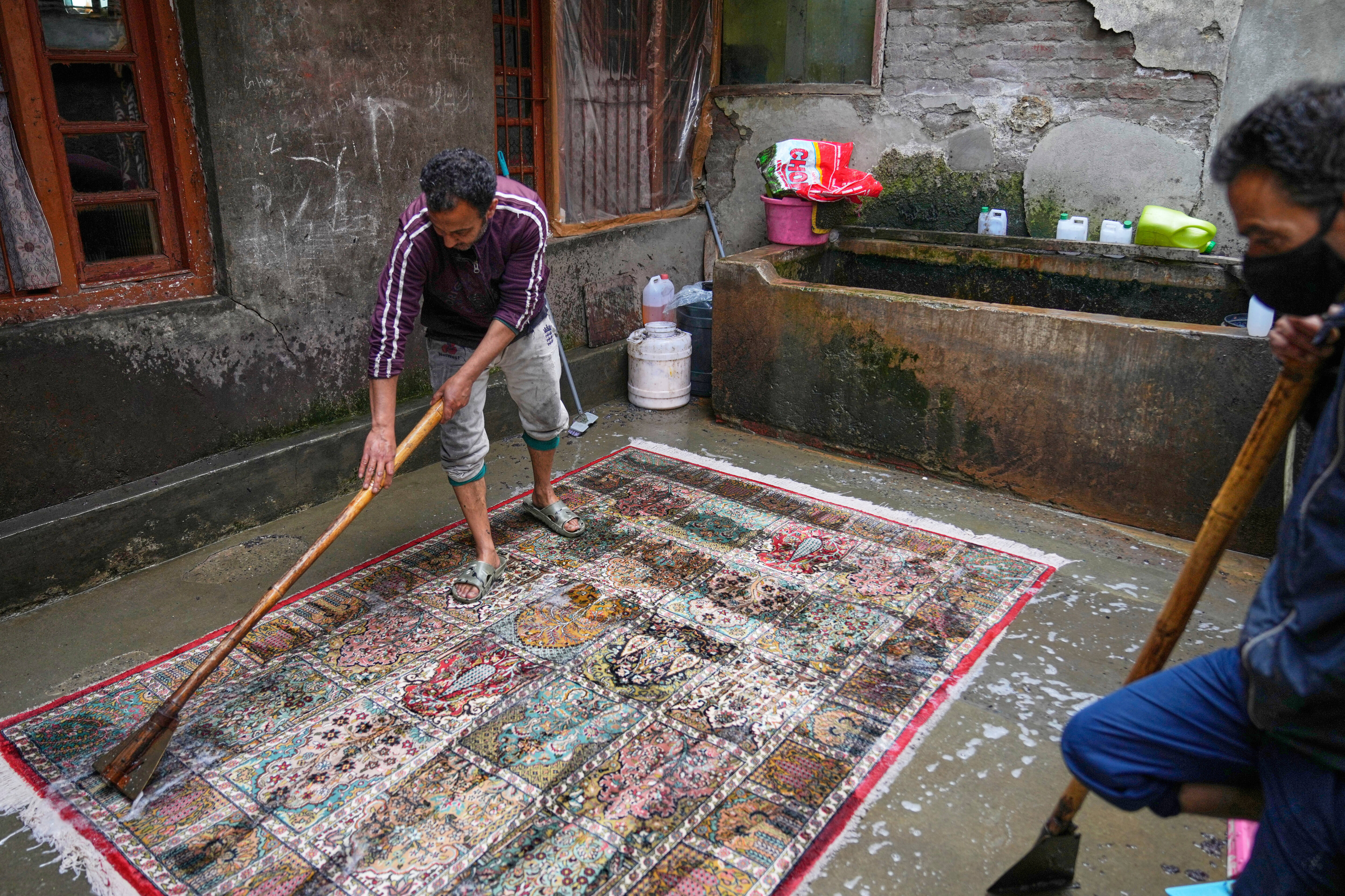Decades-old Kashmiri weaving legacy threatened by global trade policies