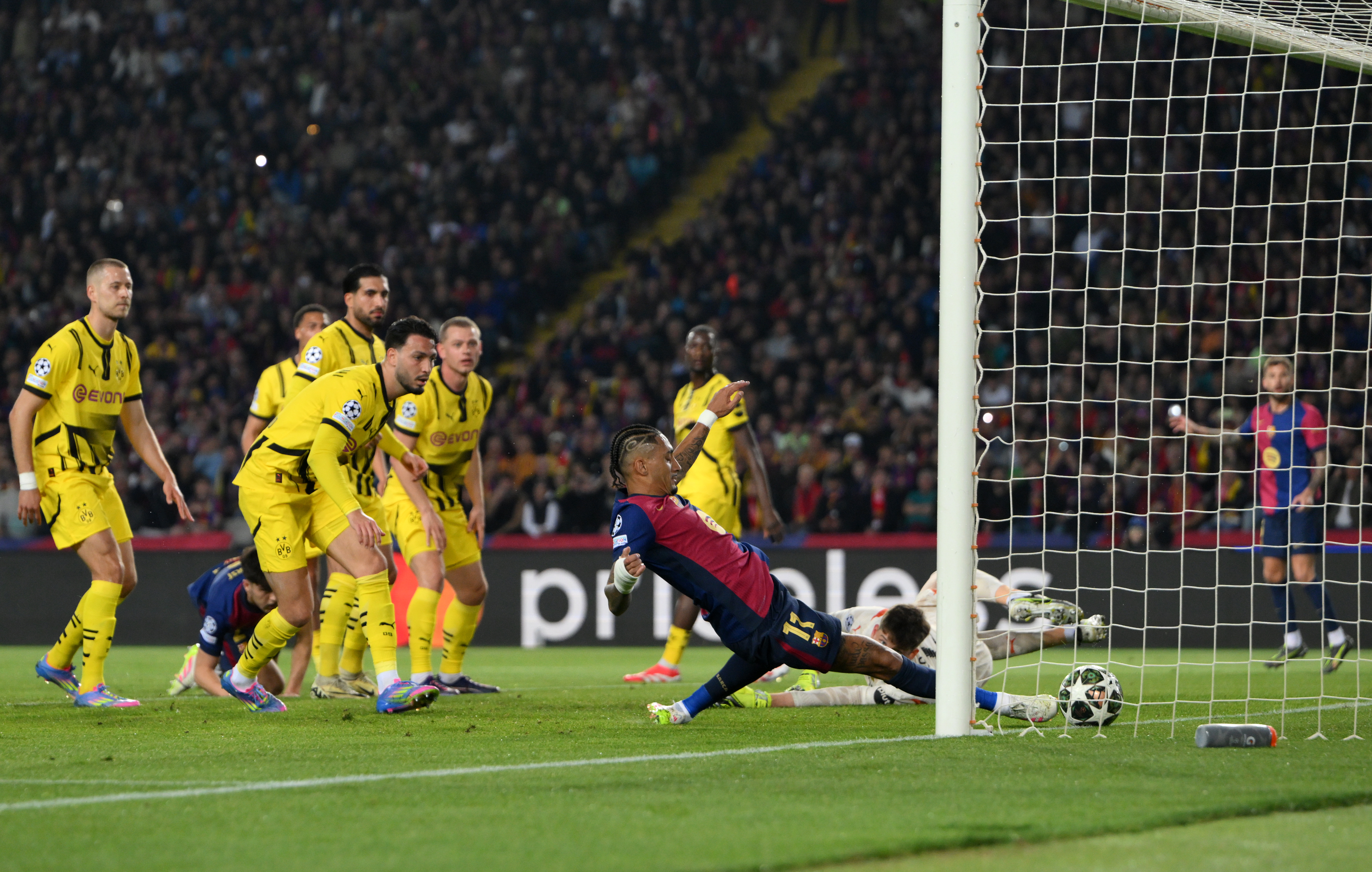 BARCELONA, SPAIN - APRIL 09: Raphinha of FC Barcelona scores his team's first goal during the UEFA Champions League 2024/25 Quarter Final First Leg match between FC Barcelona and Borussia Dortmund at Estadi Olimpic Lluis Companys on April 09, 2025 in Barcelona, Spain. (Photo by David Ramos/Getty Images)