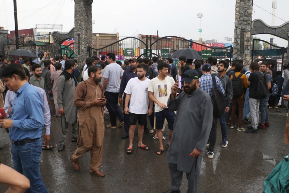 epa12083004 People gather outside the Rawalpindi Cricket Stadium after a drone strike, allegedly by India, in Rawalpindi, Pakistan, 08 May 2025. The Pakistani military reported that Indian drone attacks have resulted in the death of at least one civilian and injuries to four soldiers across multiple locations in Pakistan, including Lahore and Karachi. Military spokesperson Lt Gen Ahmed Sharif stated that Pakistan's armed forces neutralized 12 Indian Harop drones during the assault. This comes in the wake of previous airstrikes by India, which Pakistan claims resulted in 31 civilian deaths. The ongoing conflict has heightened since an attack in April that killed 26 civilians in Indian-administered Kashmir. EPA-EFE/SOHAIL SHAHZAD