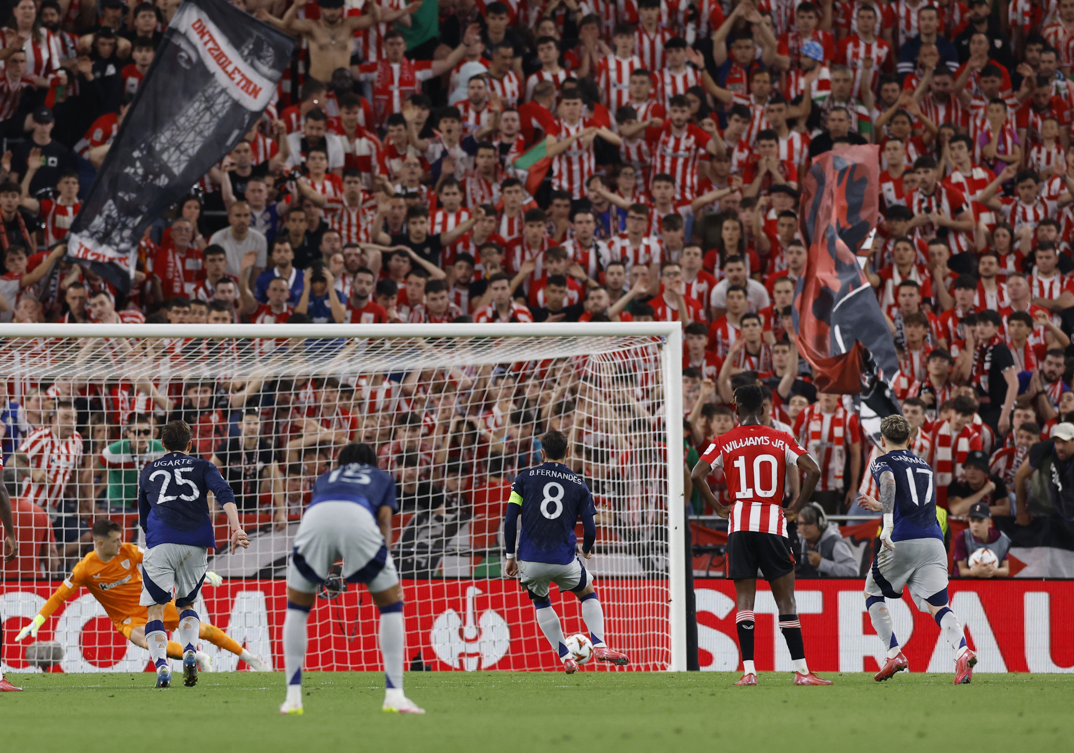 Soccer Football - Europa League - Semi Final - First Leg - Athletic Bilbao v Manchester United - San Mames, Bilbao, Spain - May 1, 2025 Manchester United's Bruno Fernandes scores their second goal from the penalty spot REUTERS/Vincent West