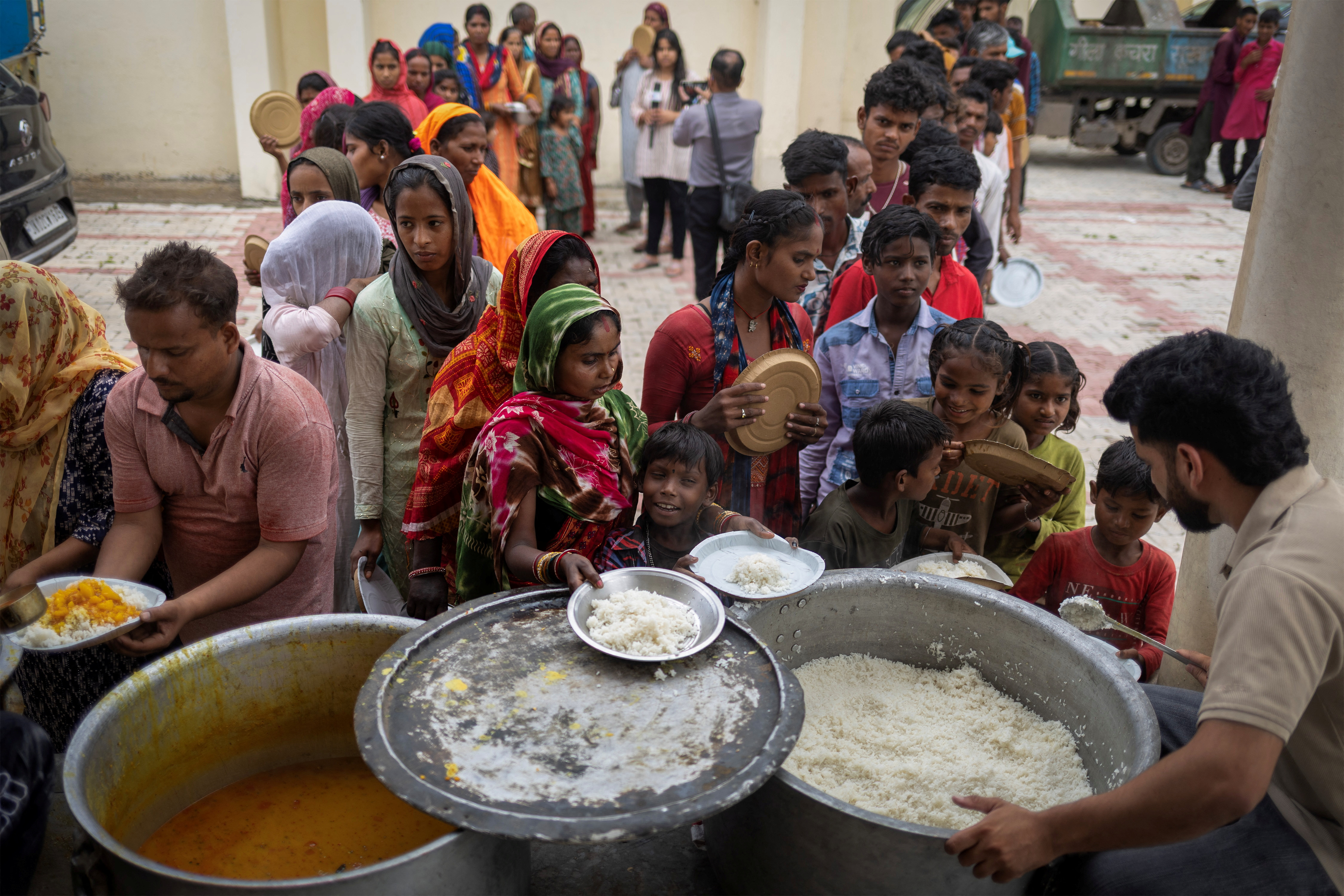 Intense shelling in Kashmir: Dozens injured, thousands seek shelter