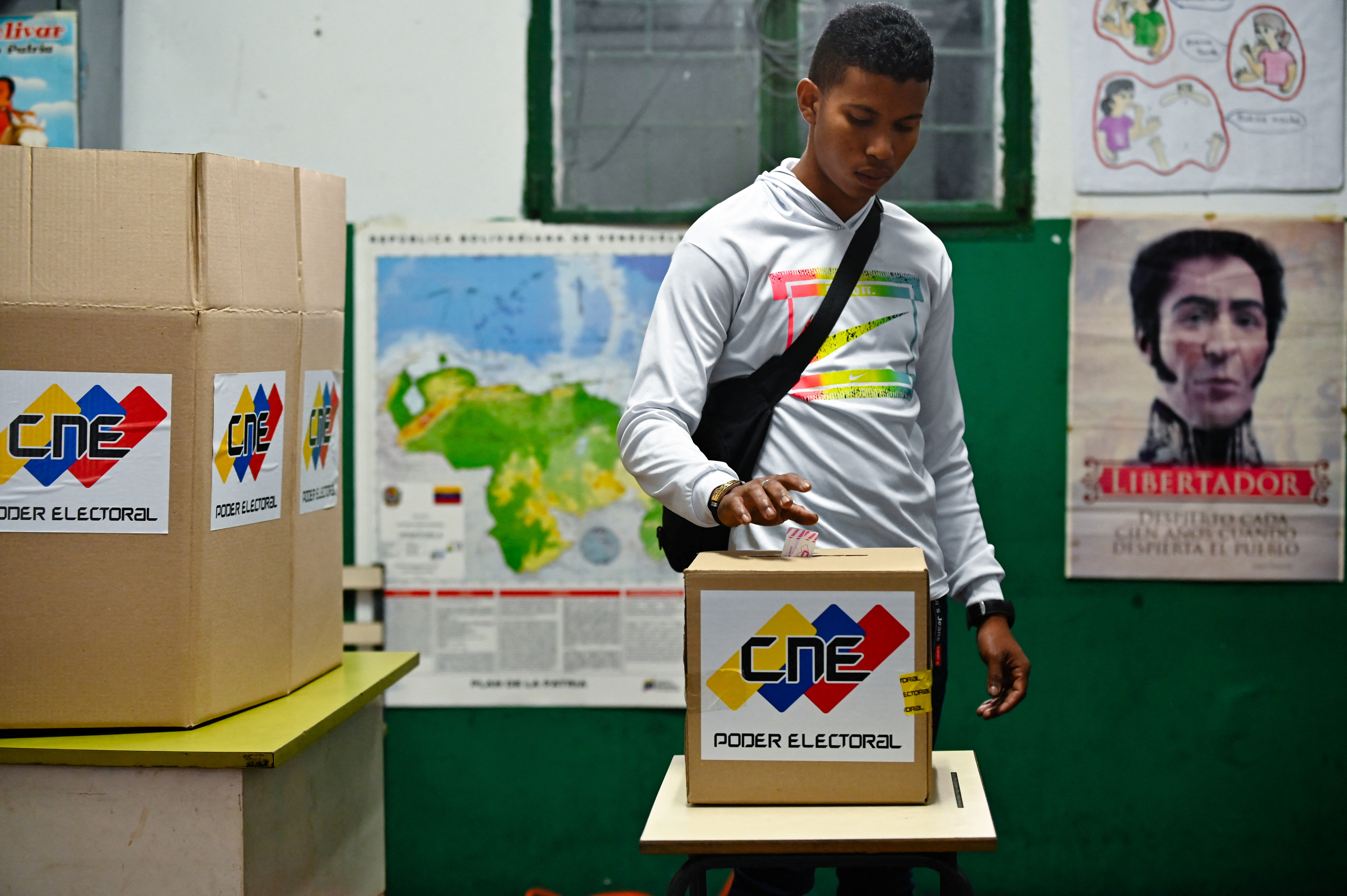 A man casts his vote in Venezuela's parliamentary elections, in Caracas, Venezuela May 25, 2025. REUTERS/Maxwell Briceno