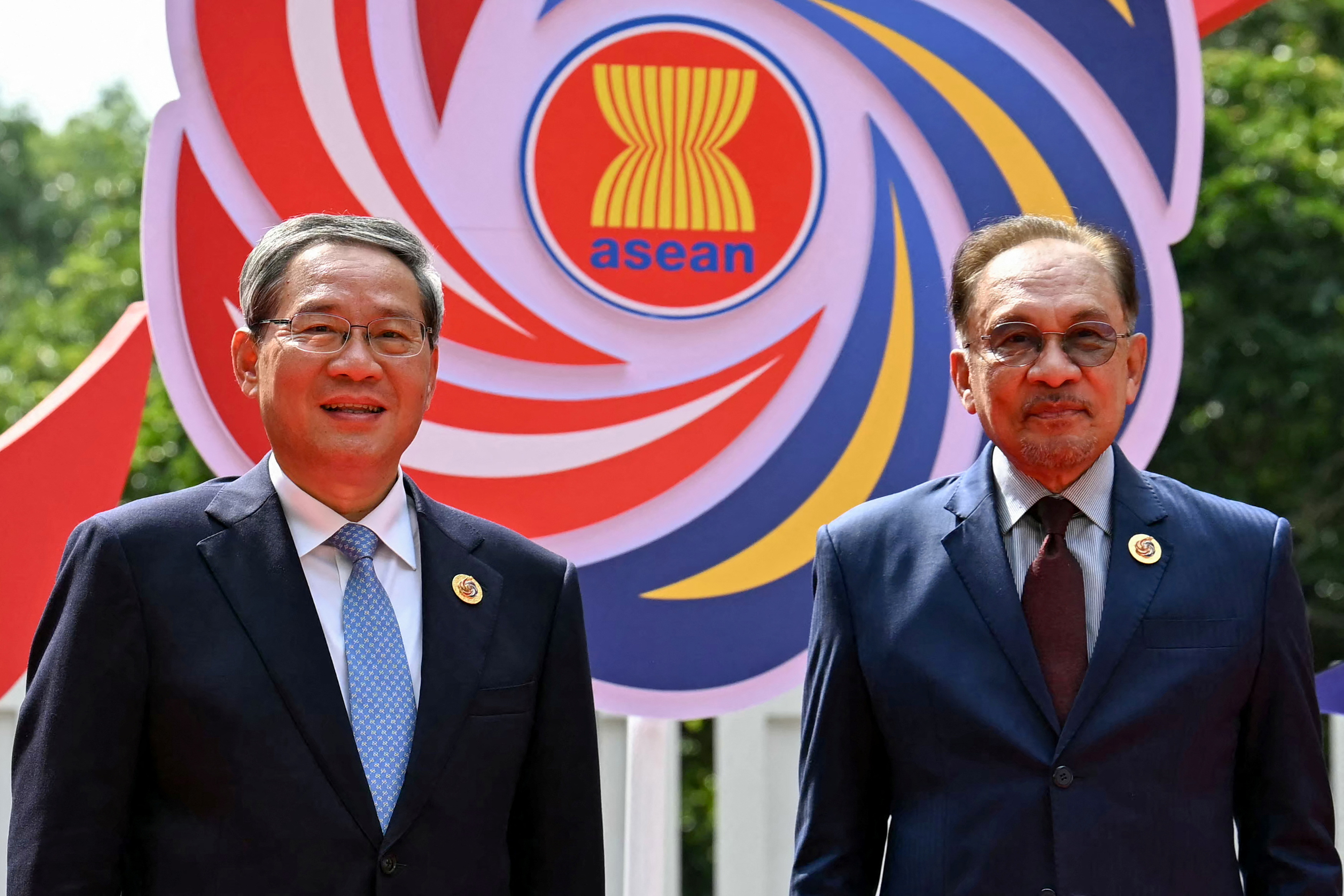 Malaysia's Prime Minister Anwar Ibrahim poses for photos with China's Premier Li Qiang ahead of the ASEAN - Gulf Cooperation Council (GCC) - China Summit, after the 46th Association of Southeast Asian Nations (ASEAN) Summit, in Kuala Lumpur, Malaysia May 27, 2025. MOHD RASFAN/Pool via REUTERS