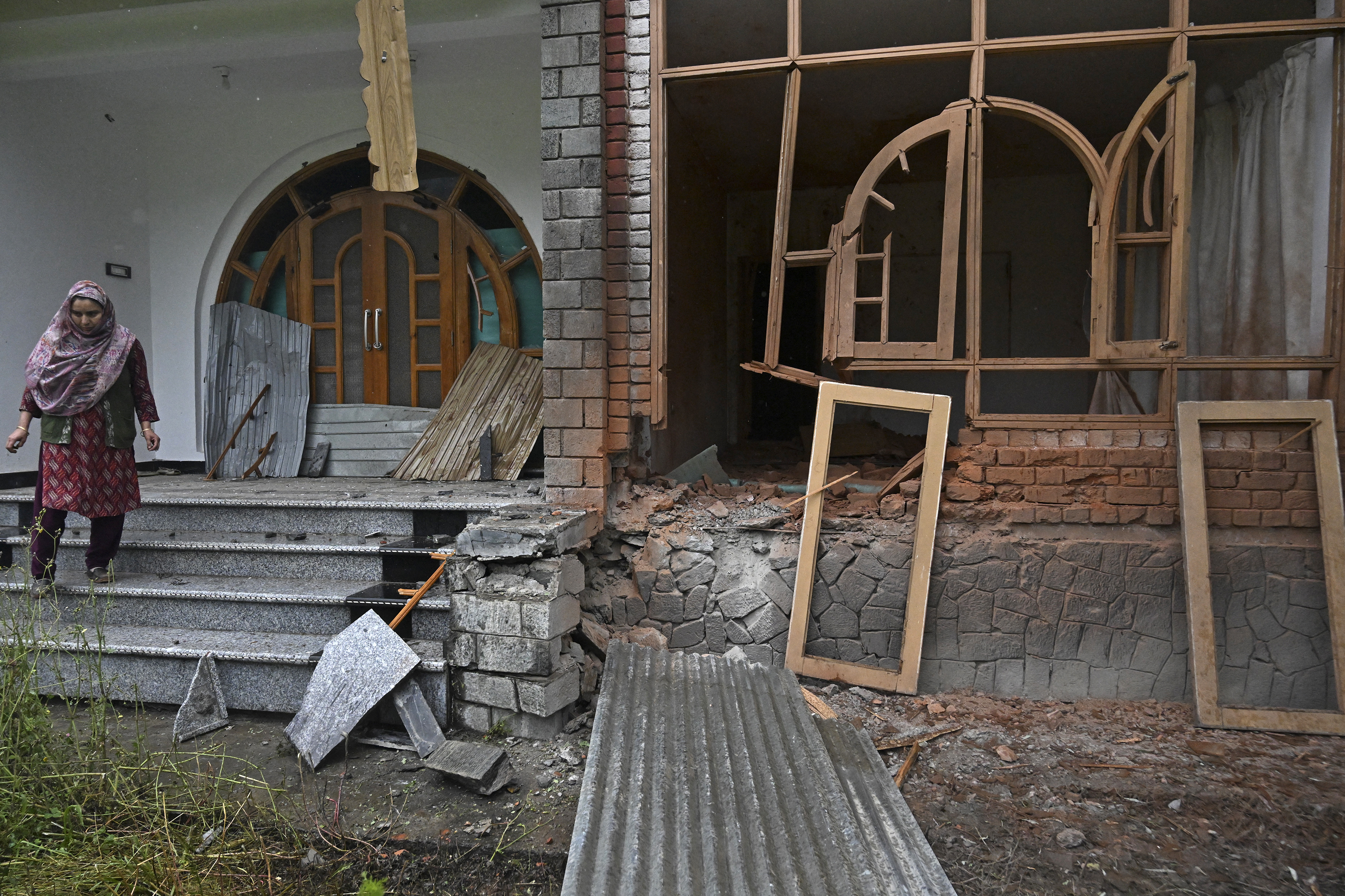 Intense shelling in Kashmir: Dozens injured, thousands seek shelter