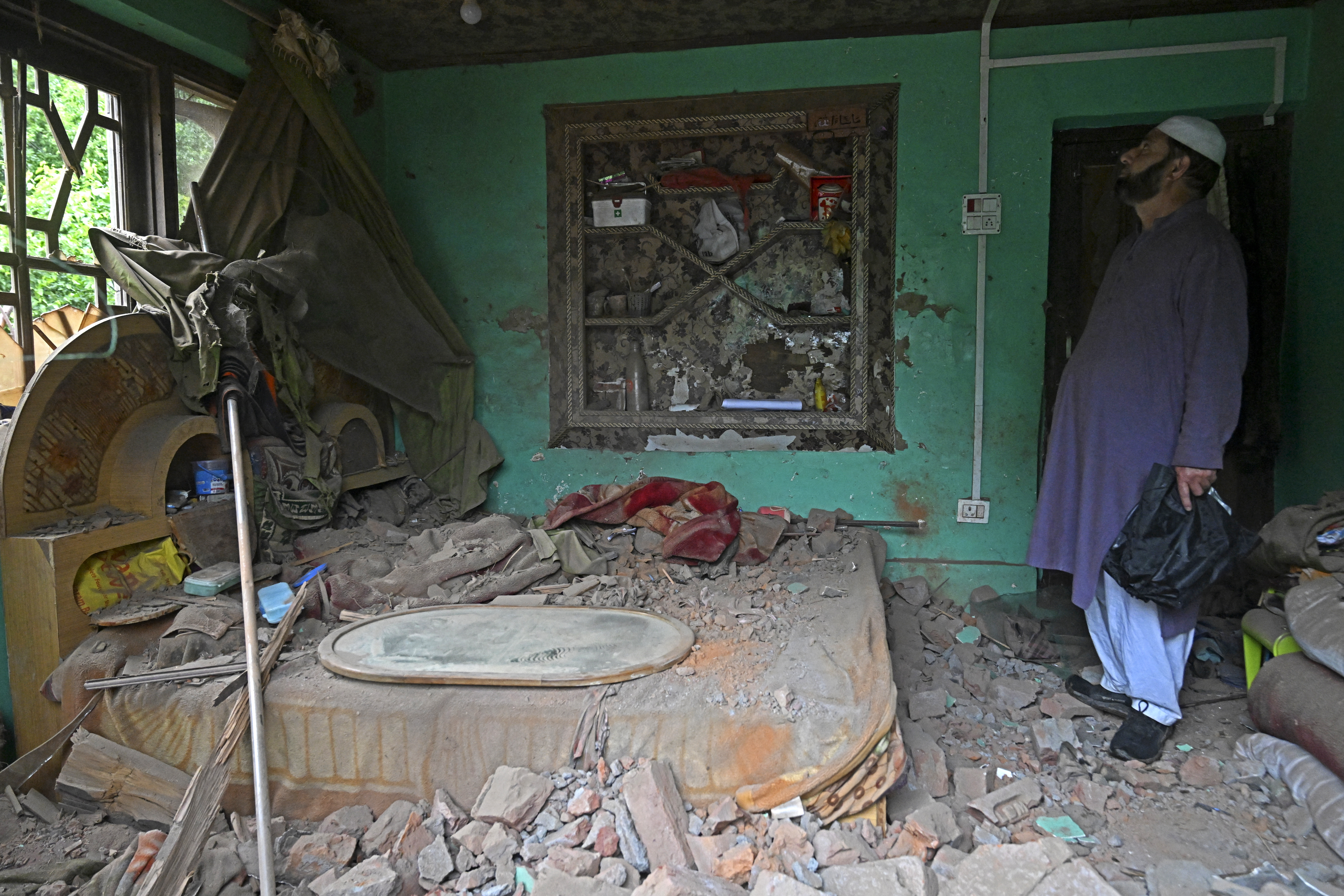 Intense shelling in Kashmir: Dozens injured, thousands seek shelter