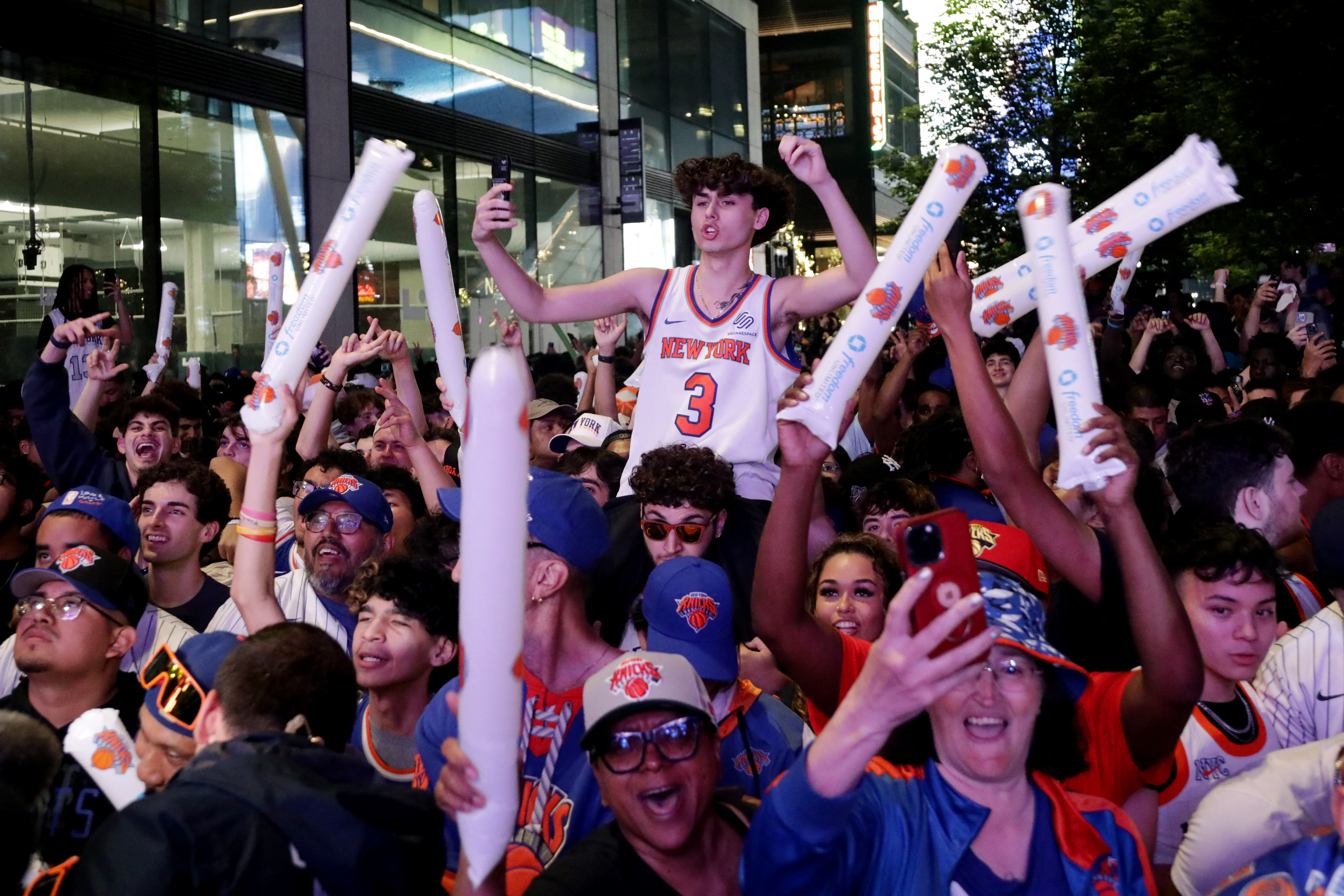 New York Knicks fans react.