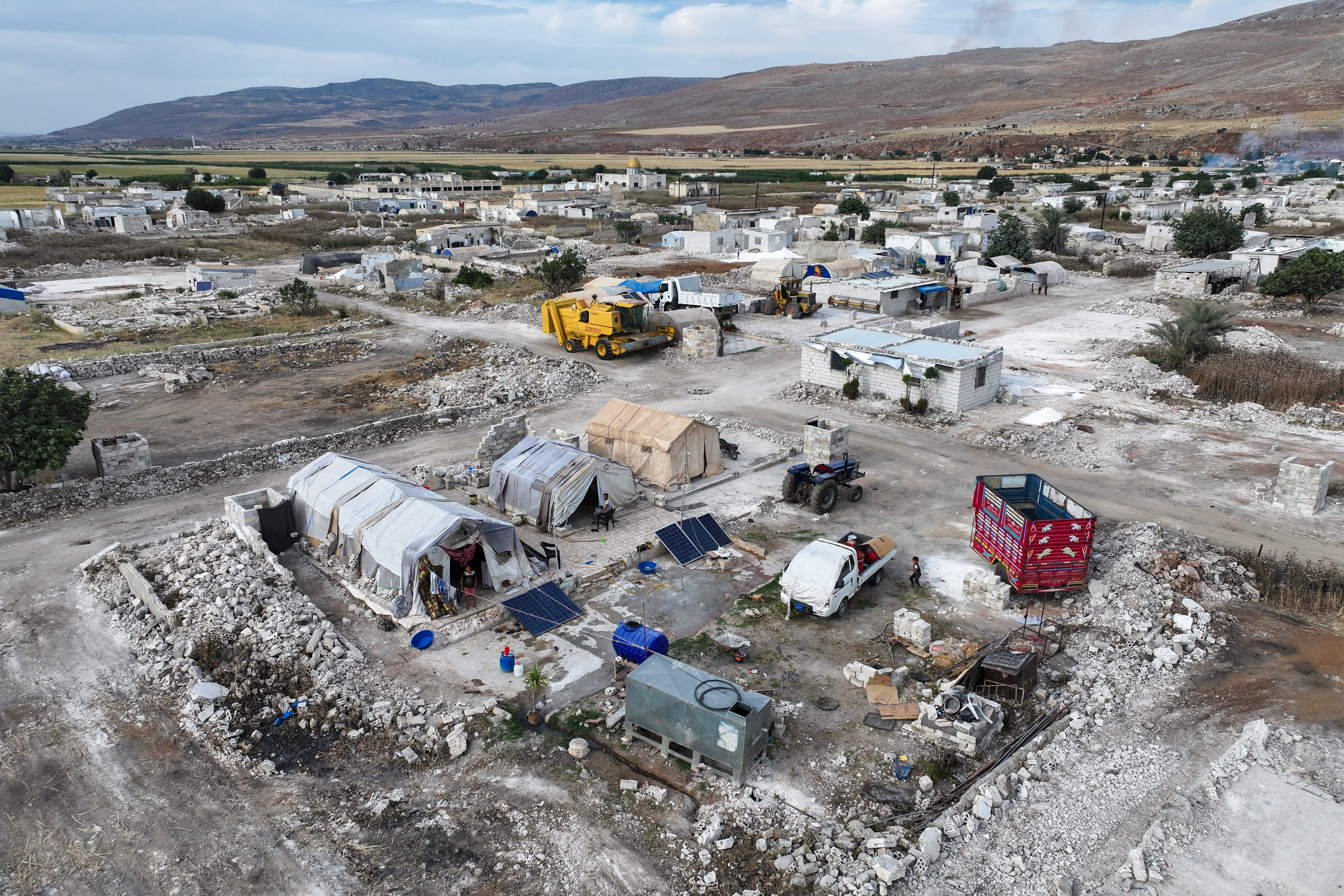 Syrians return to villages destroyed by war, defying displacement camps