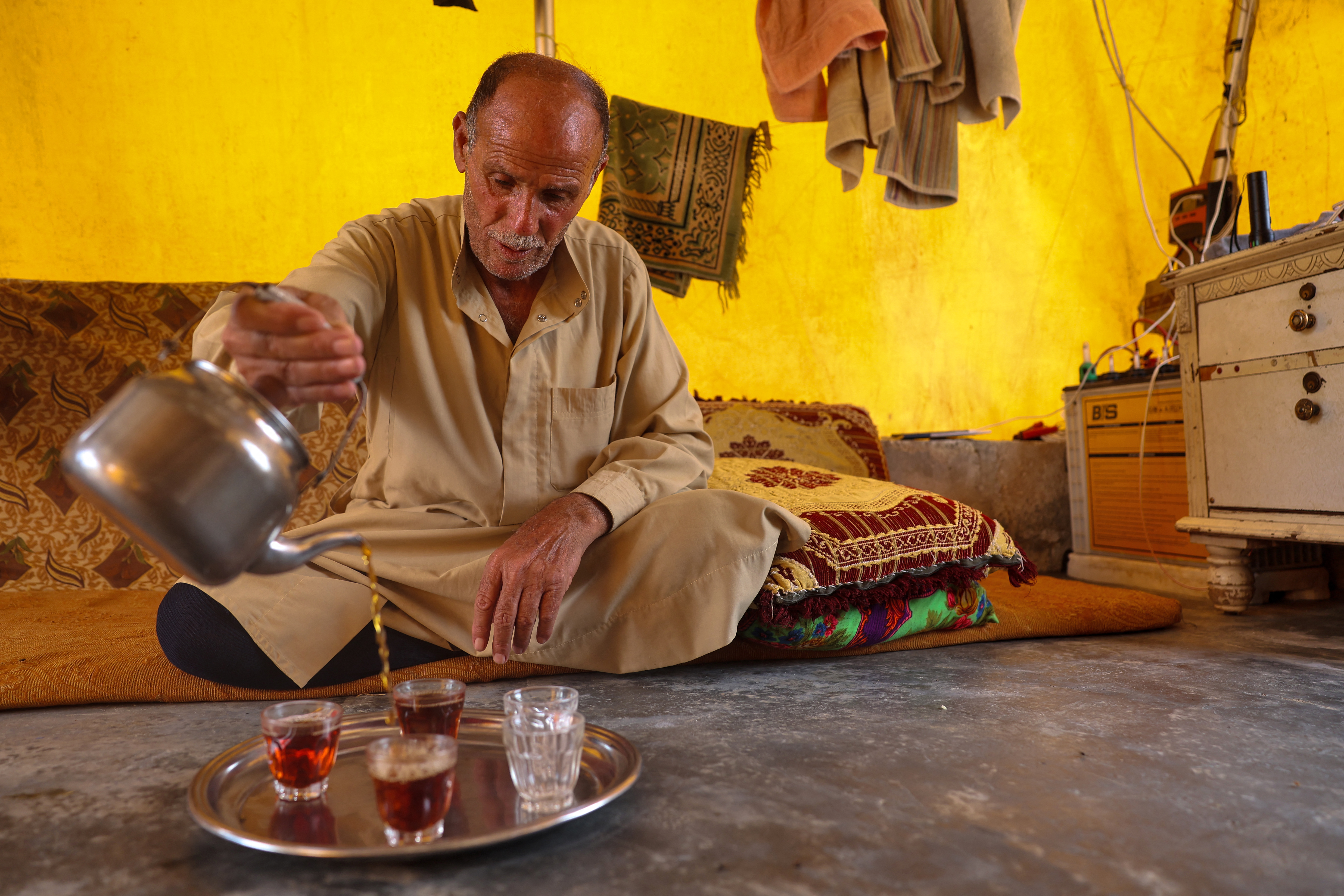 Syrians return to villages destroyed by war, defying displacement camps
