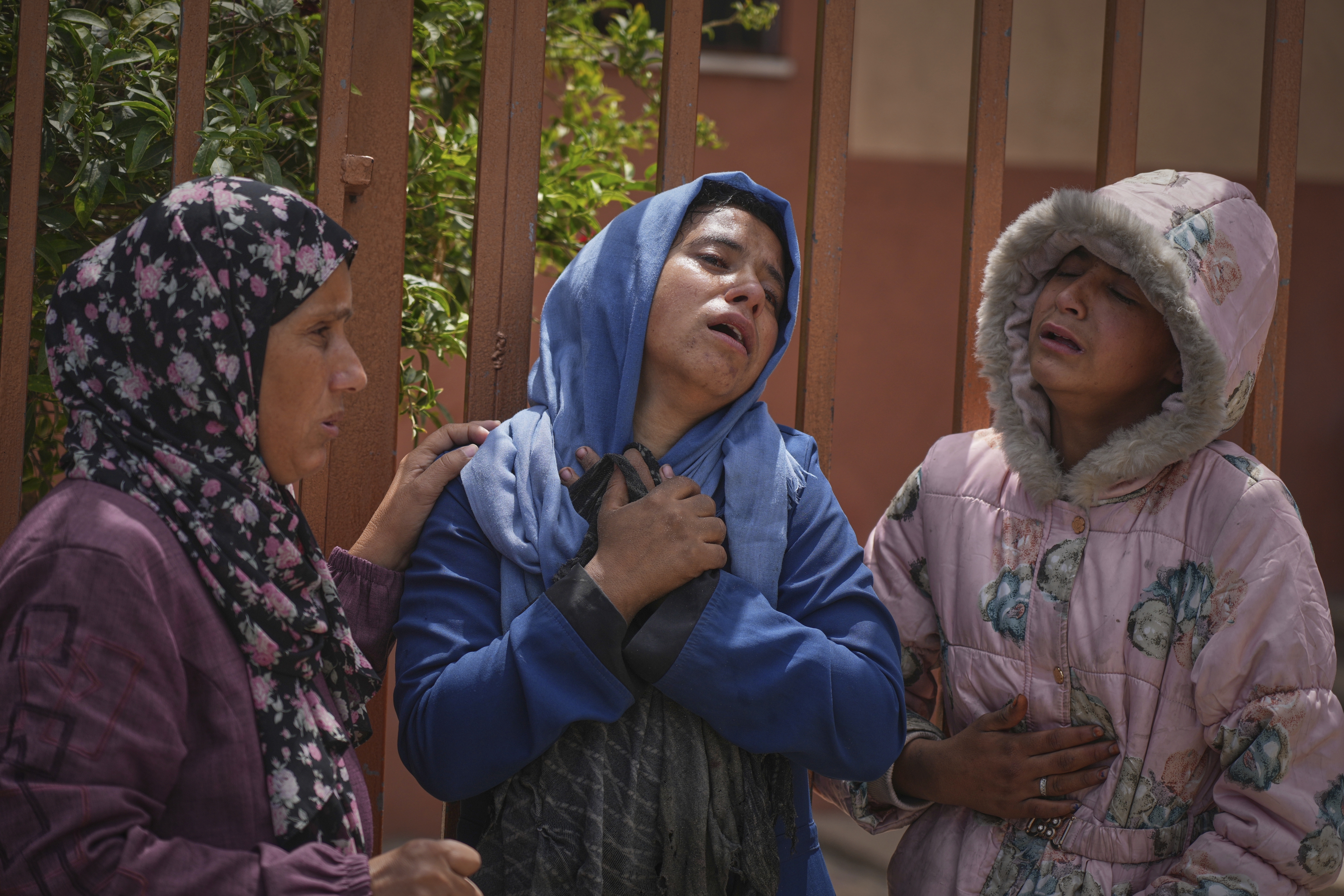 Islam Abu Sahloul, center, mourns the death of her sister Lamia, 32, who was killed when an Israeli army strike hit a house killing at least five people, in Khan Younis, in the southern Gaza Strip, Thursday, May 1, 2025. (AP Photo/Abdel Kareem Hana)