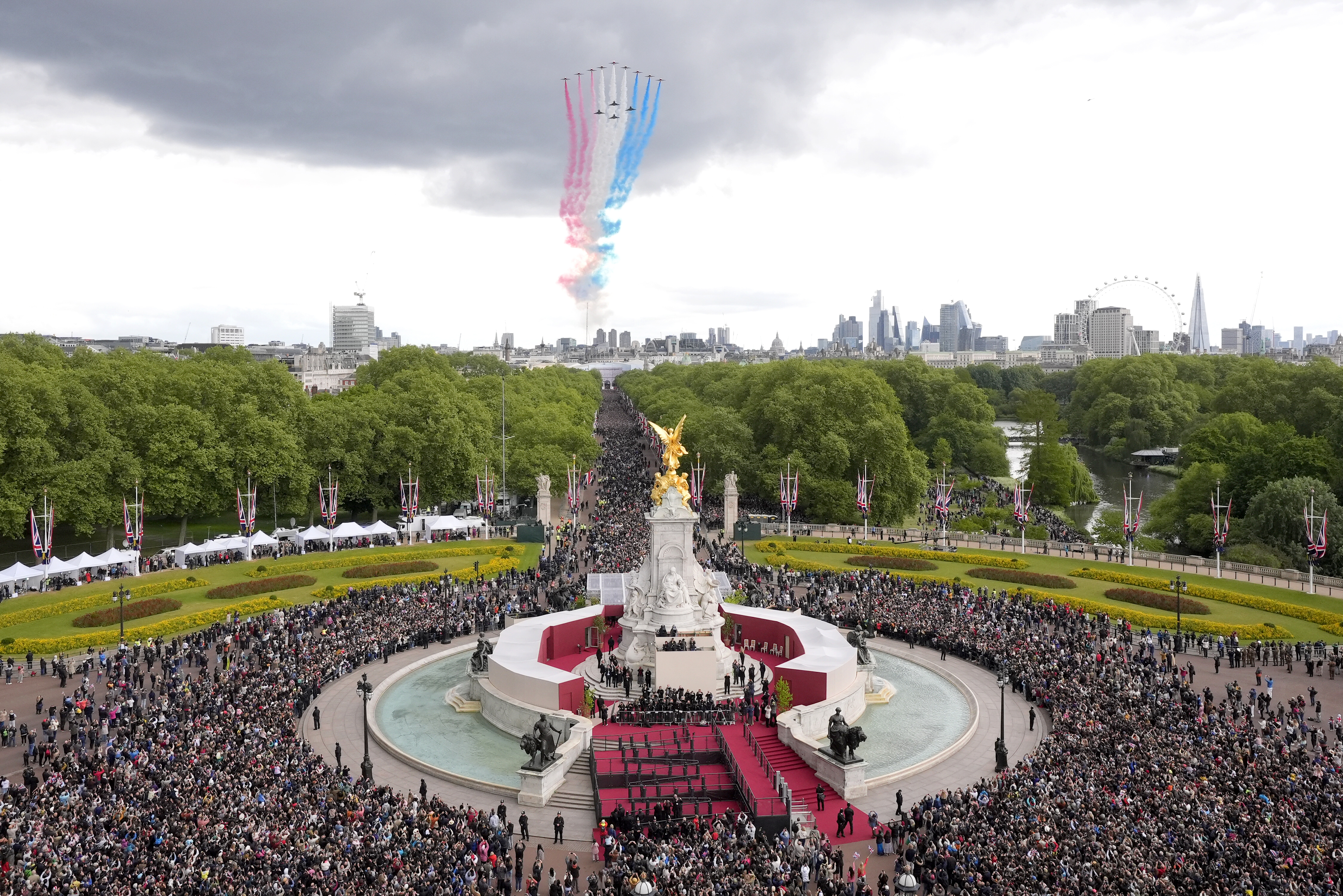 Britain's V-E Day parade draws thousands celebrating 80th anniversary