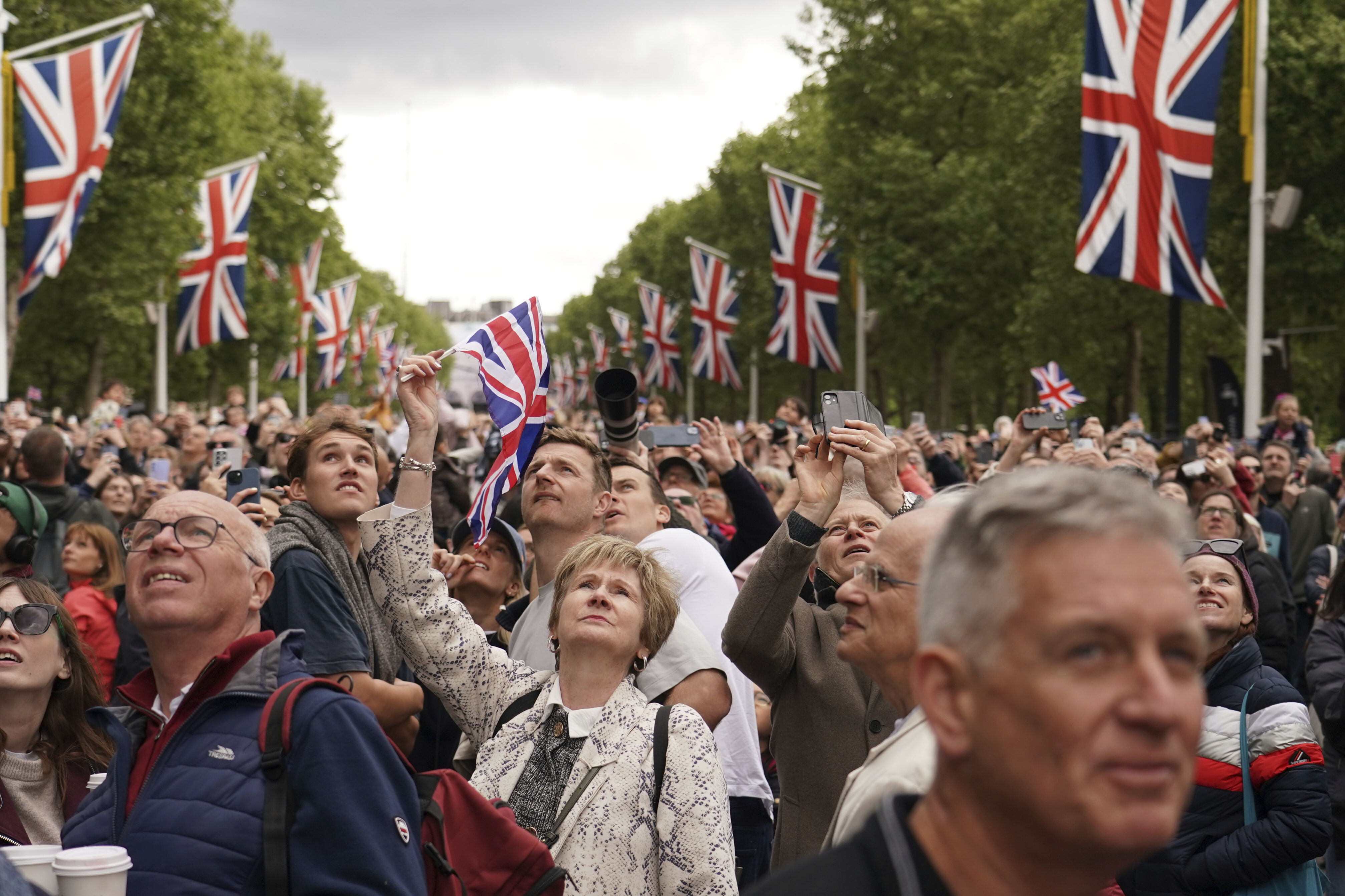 Britain's V-E Day parade draws thousands celebrating 80th anniversary