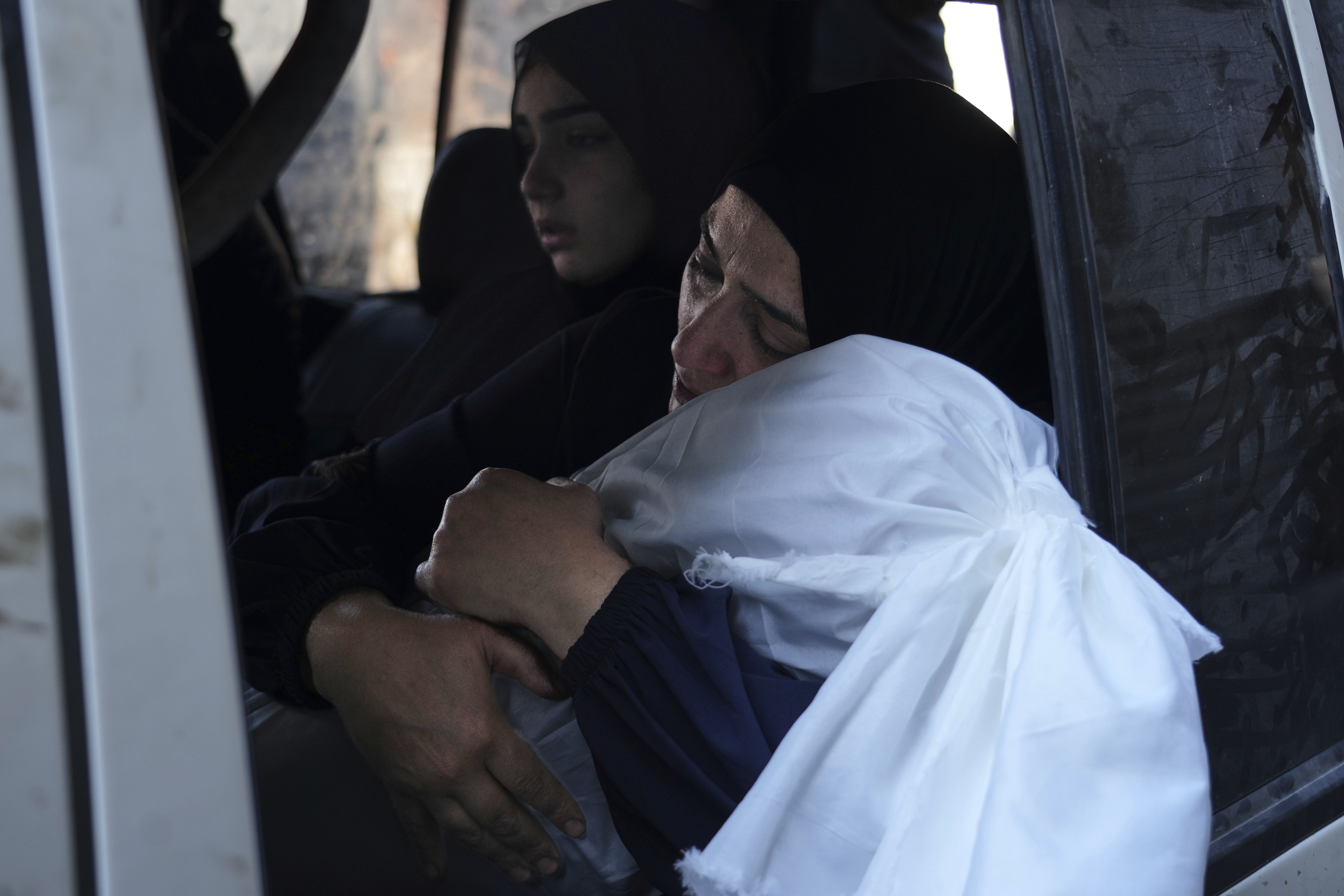 Israeli army attacks the school sheltering Palestinians in Bureij refugee camp