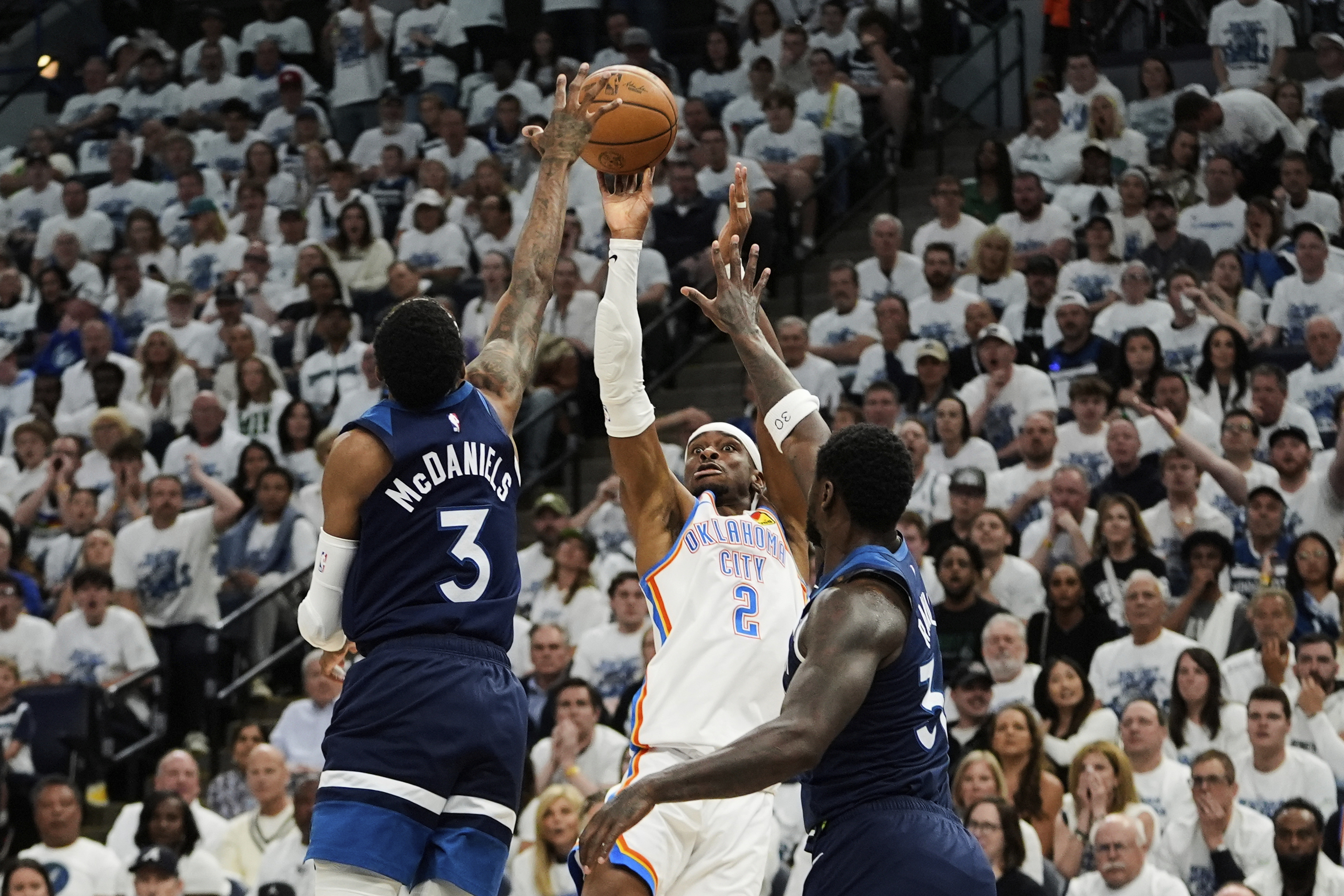 Shai Gilgeous-Alexander in action.