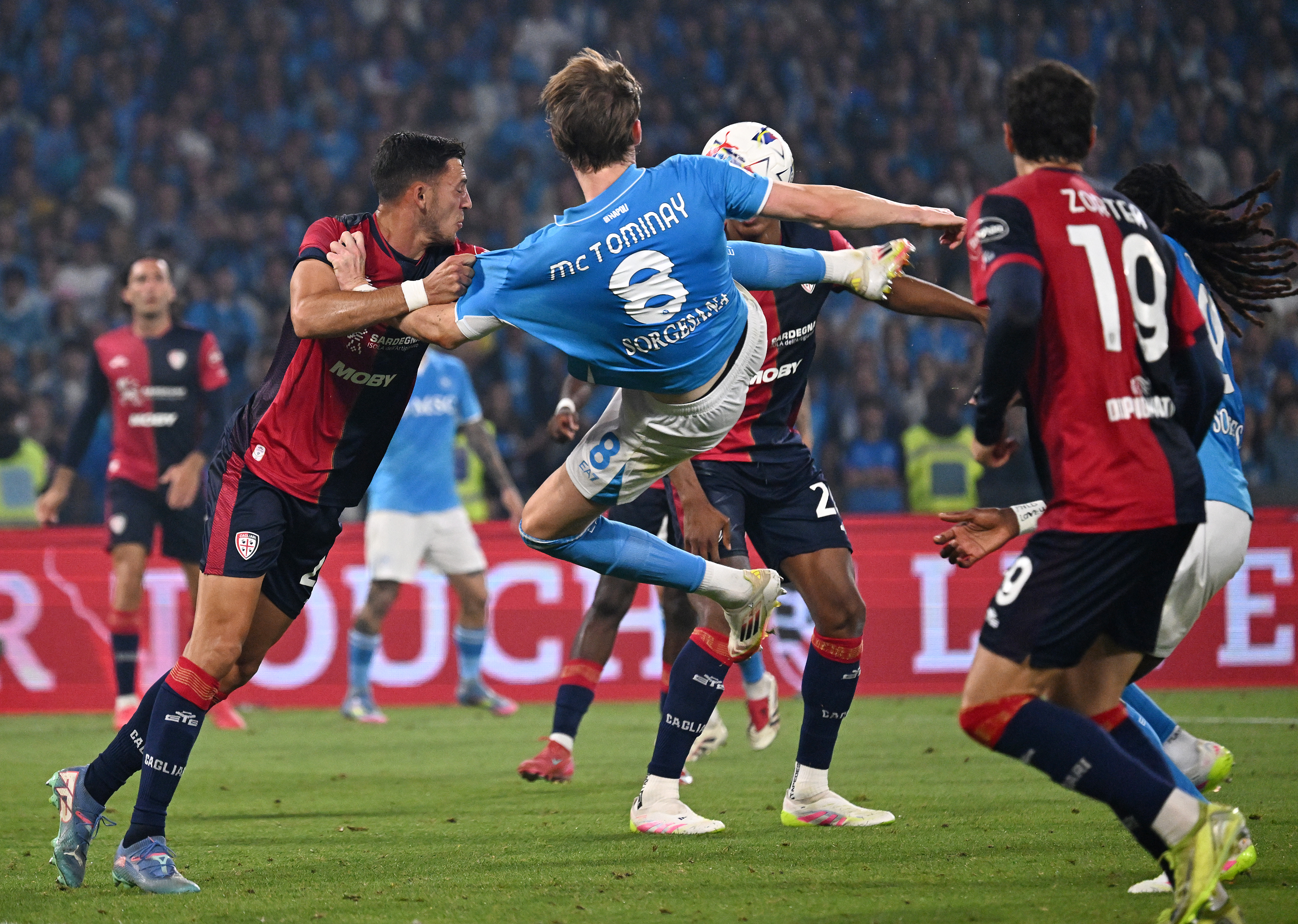 Scott McTominay of Napoli scores his team's first goal during the Serie A match between Napoli and Cagliari