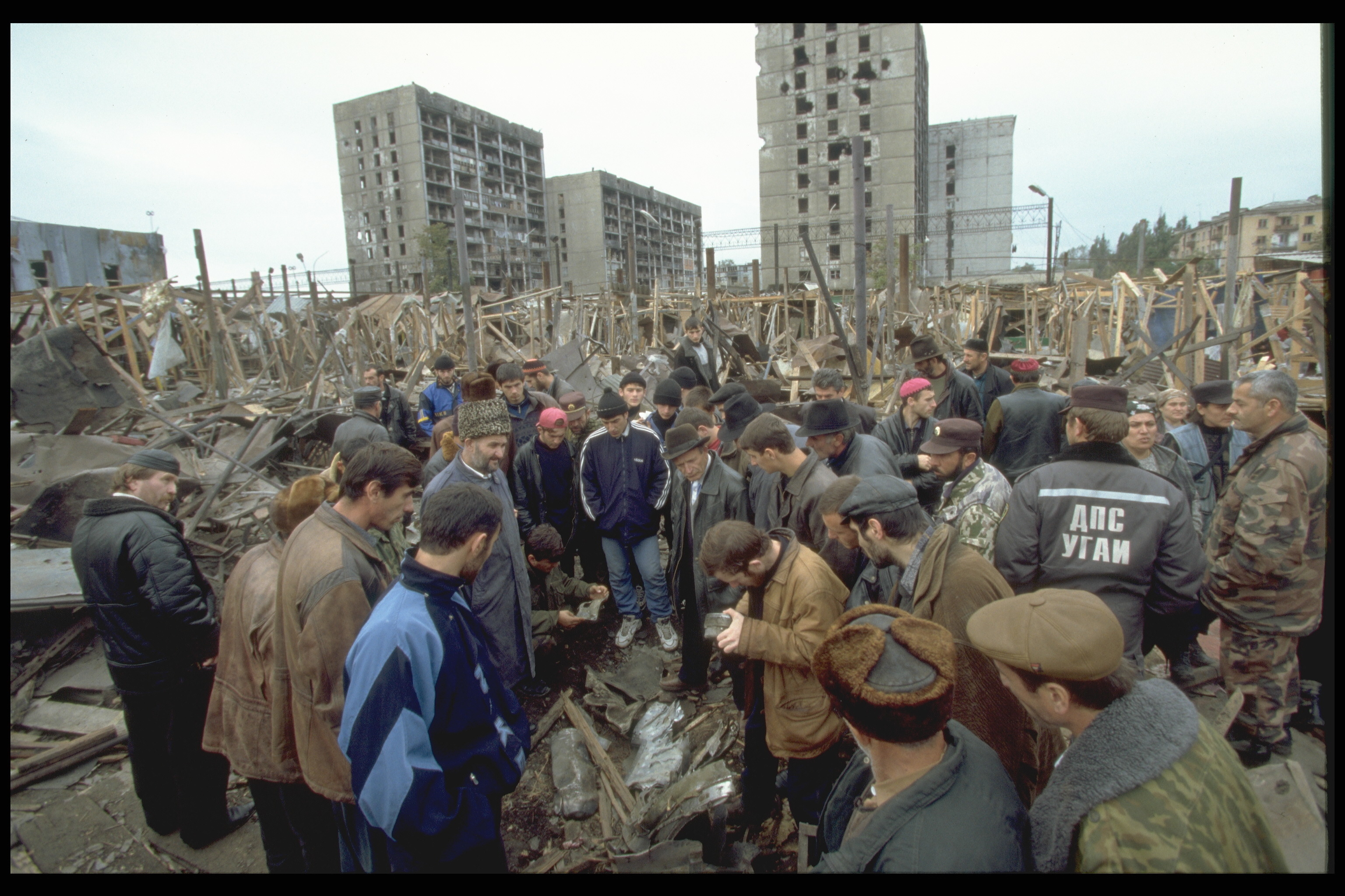 Civilians come back to the main Grozny market after its destruction by a Russian missile, the day before. 01 October, 1999(Photo by Antoine GYORI/Sygma via Getty Images)