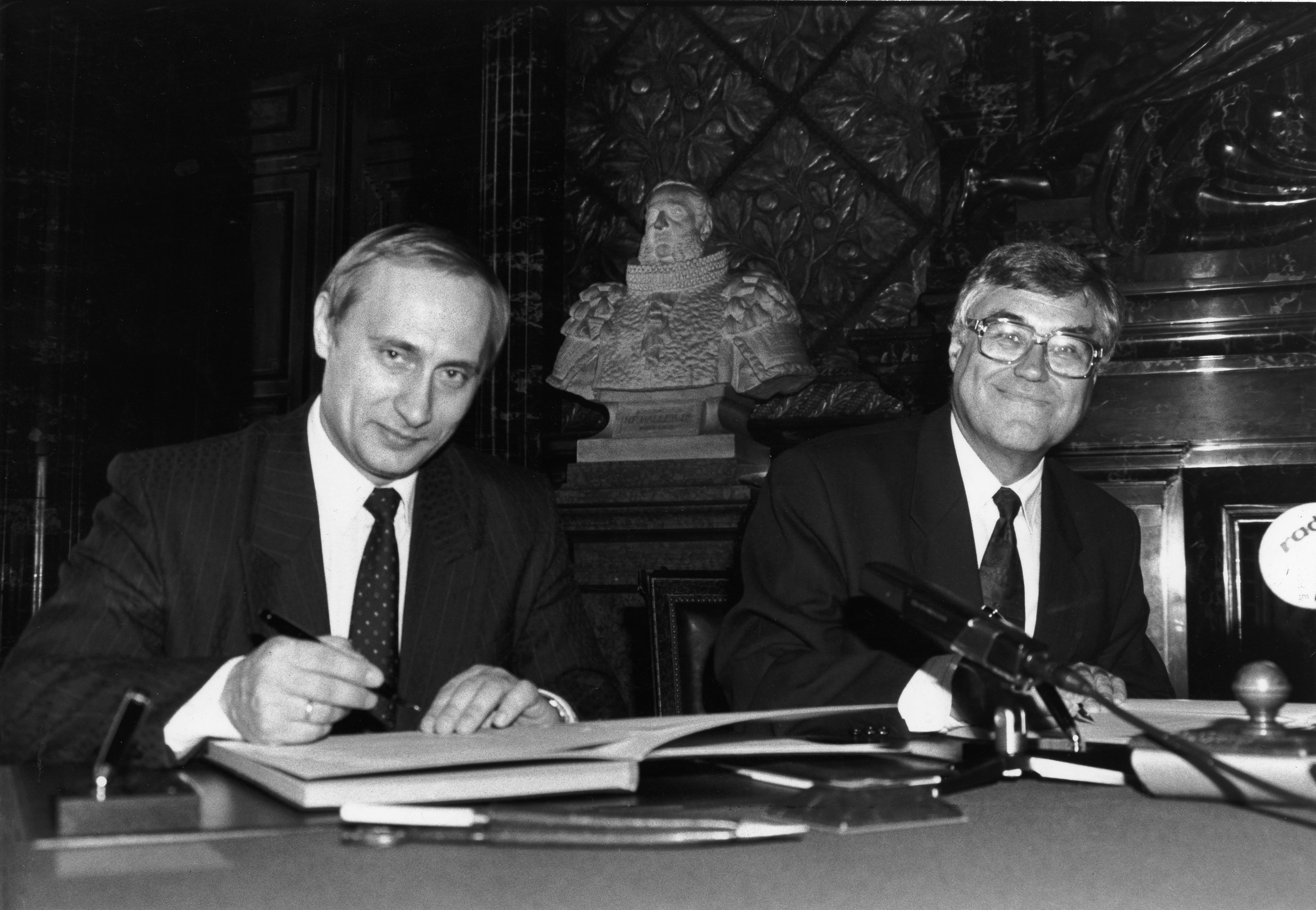 (GERMANY OUT) Vladimir Putin - Politician, Mayor St. Petersburg, Russia - signs an agreement about the marketing of inventions. Second Mayor and Senator of Economics of Hamburg Hans-Juergen Krupp (right) (Photo by Ambor/ullstein bild via Getty Images)