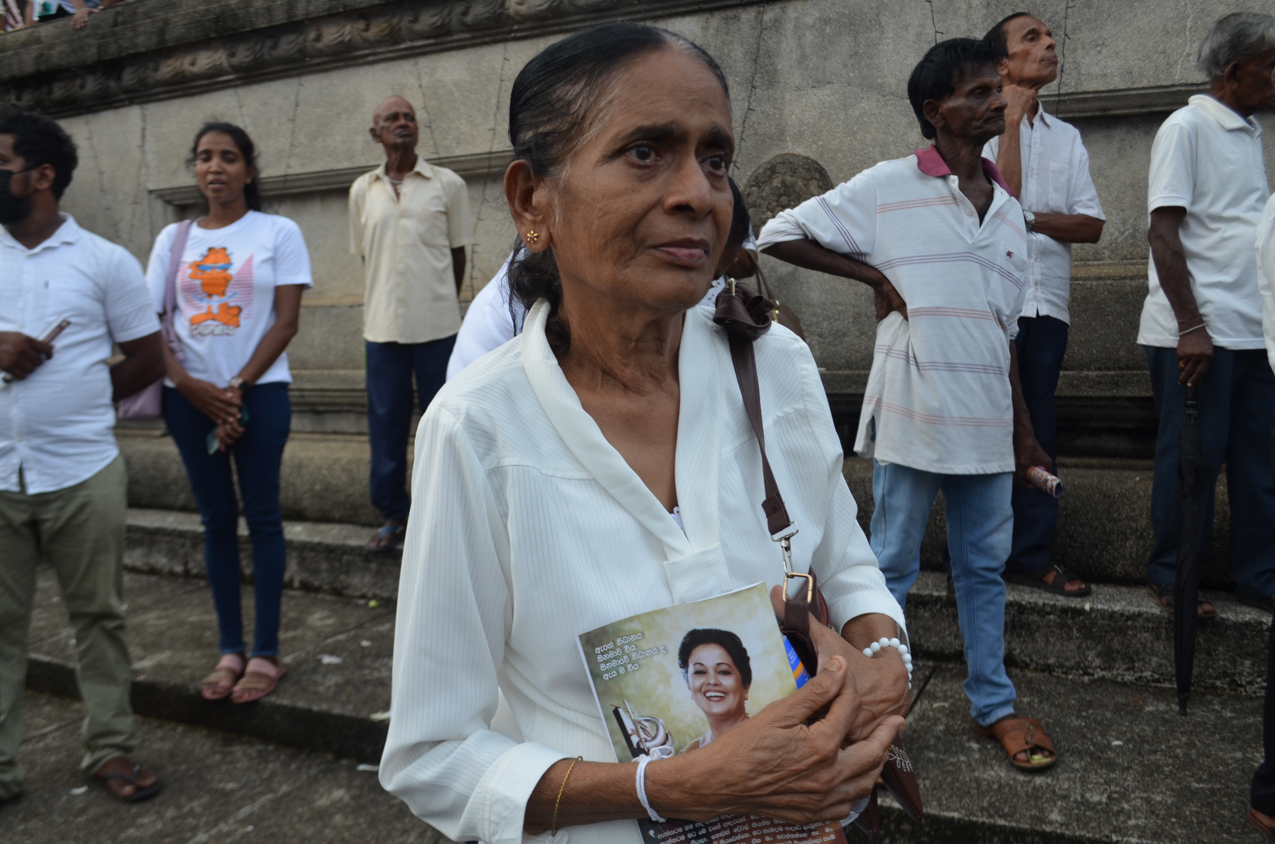 Srimathi Mallika Kaluarachchi holds an image of Malani Fonseka at the filmstar's cremation ceremony, attended by thousands of Sri Lankans in Colombo on Monday, May 25 [Jeevan Ravindran/Al Jazeera]