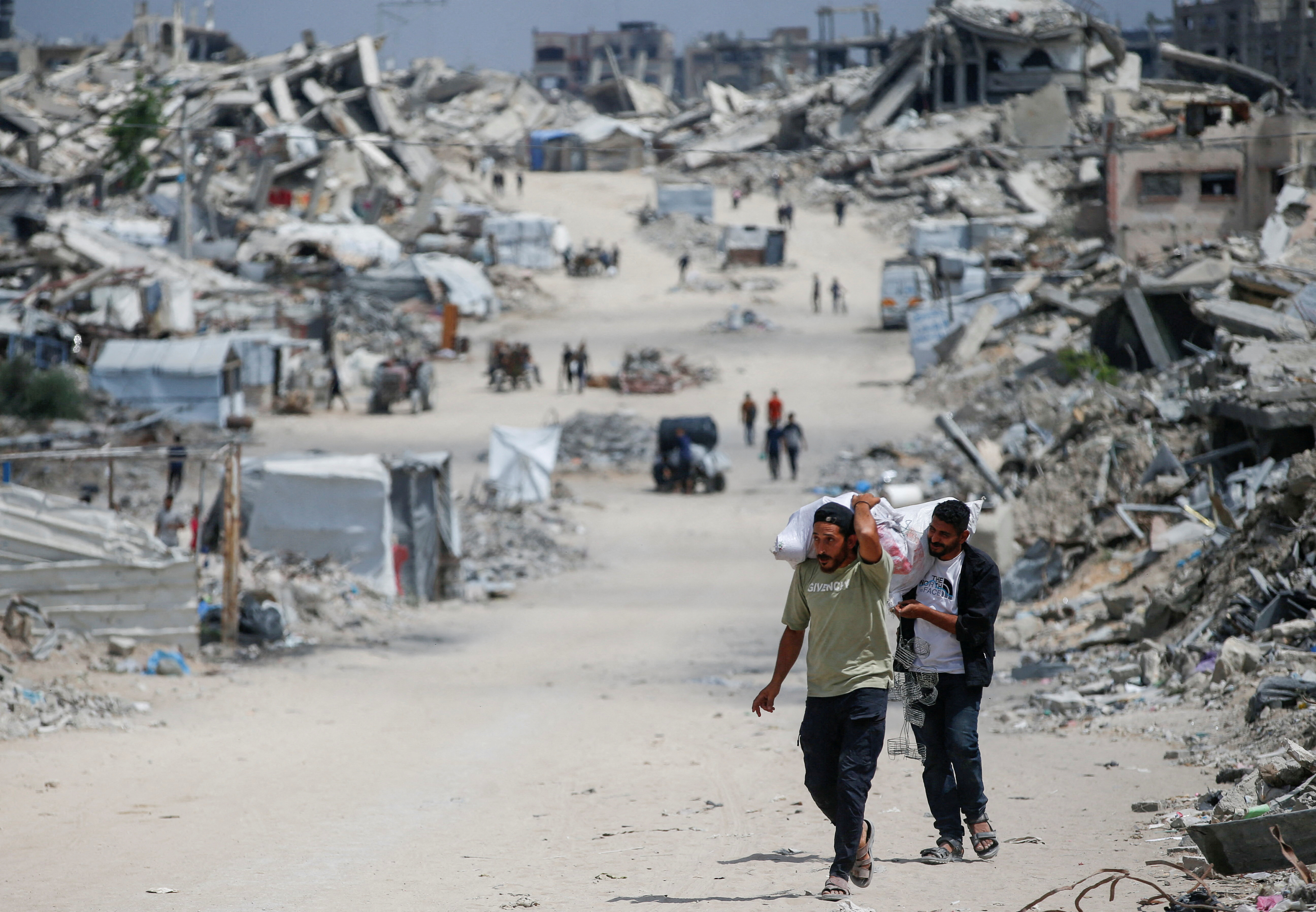 Palestinians make their way with belongings as they flee their homes after the Israeli military issued orders of evacuation from the northern Gaza Strip, May 22, 2025. REUTERS/Mahmoud Issa TPX IMAGES OF THE DAY