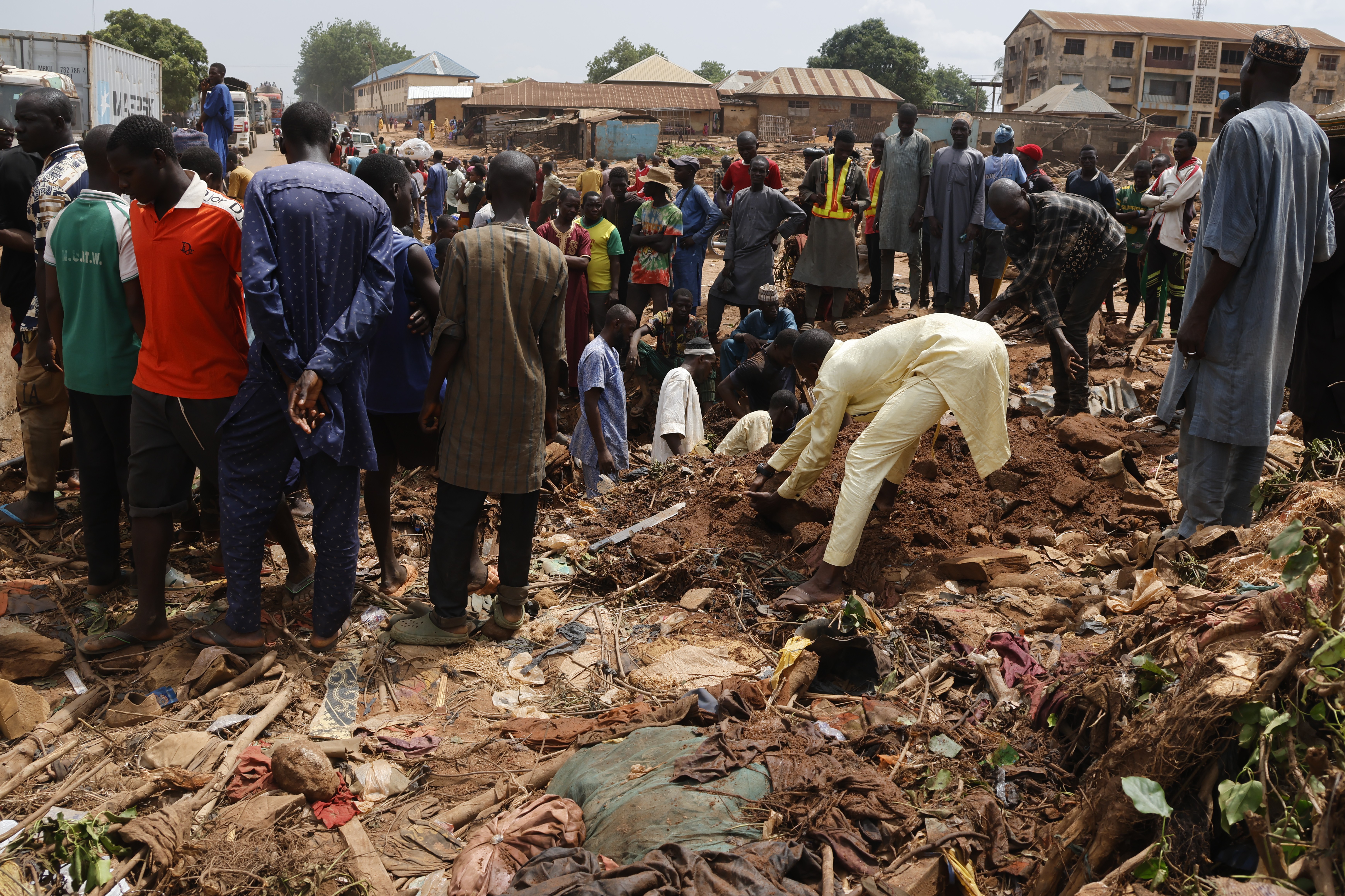 epa12147257 People search a flooded area after heavy rainfall in the town of Mokwa, Niger State, Nigeria, 31 May 2025. More than 100 bodies have been recovered as search and rescue operations continue following a devastating flood that struck the Kpege area of Mokwa in the early hours of 29 May 2025, Nigeria's National Emergency Management Agency (NEMA) said. EPA-EFE/AFOLABI SOTUNDE