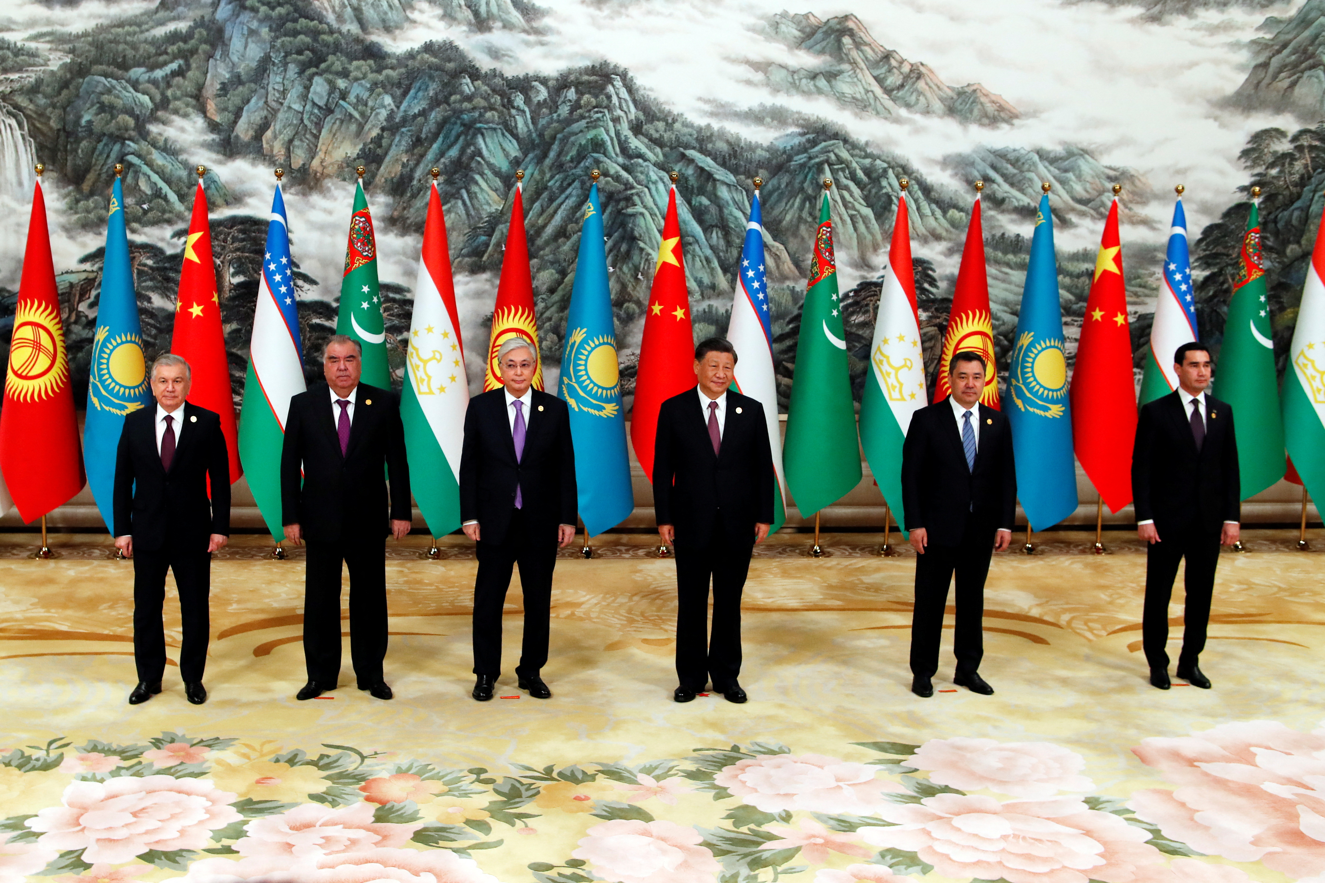 Chinese President Xi Jinping, Kazakhstan's President Kassym-Jomart Tokayev, Kyrgyzstan's President Sadyr Japarov, Tajikistan's President Emomali Rahmon, Turkmenistan's President Serdar Berdymukhamedov and Uzbekistan's President Shavkat Mirziyoyev pose for pictures at a group photo session during the China-Central Asia Summit in Xian, Shaanxi province, China May 19, 2023. REUTERS/Florence Lo/Pool