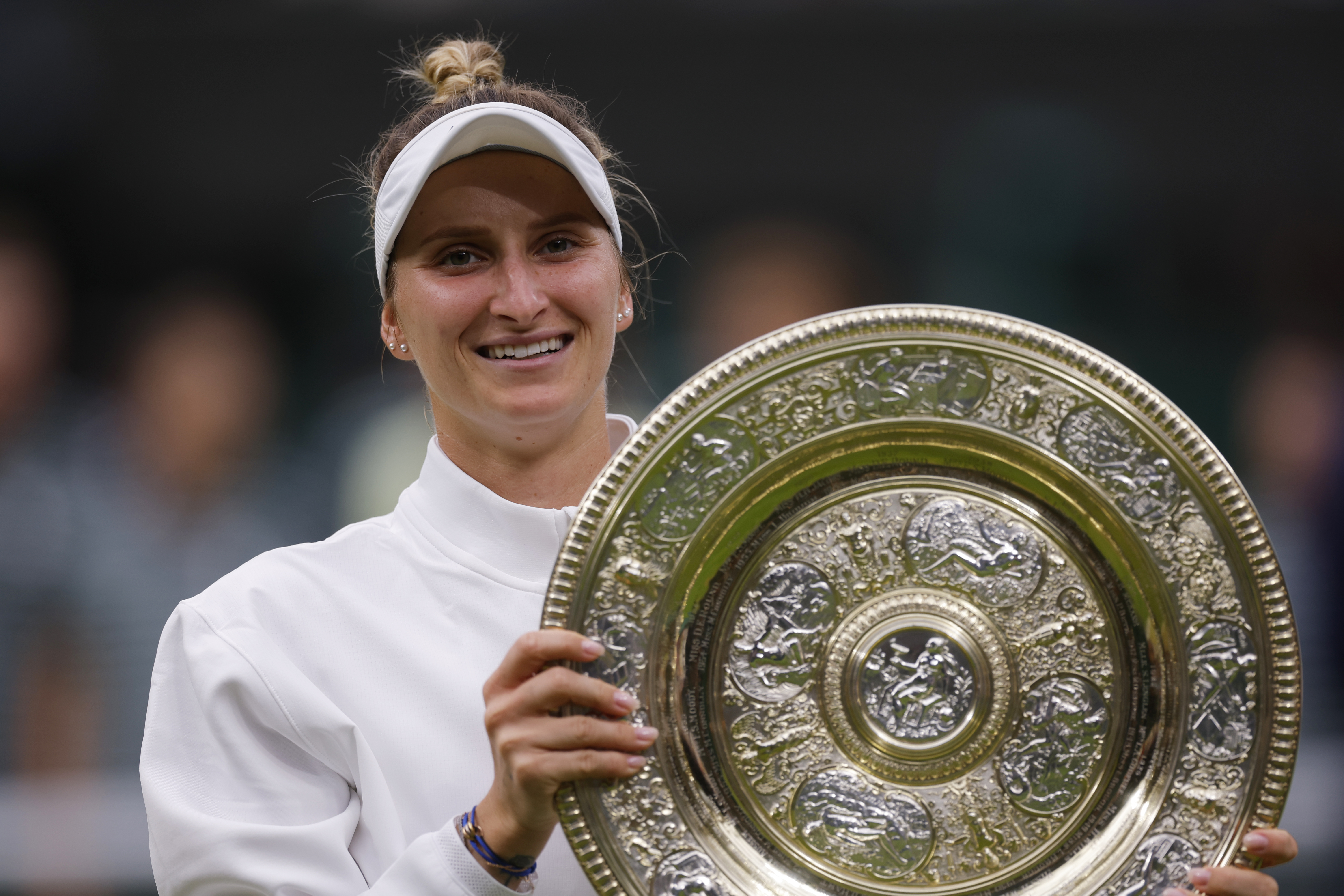 Tennis - Wimbledon - All England Lawn Tennis and Croquet Club, London, Britain - July 15, 2023 Czech Republic's Marketa Vondrousova celebrates with the trophy winning her final match against Tunisia’s Ons Jabeur REUTERS/Andrew Couldridge