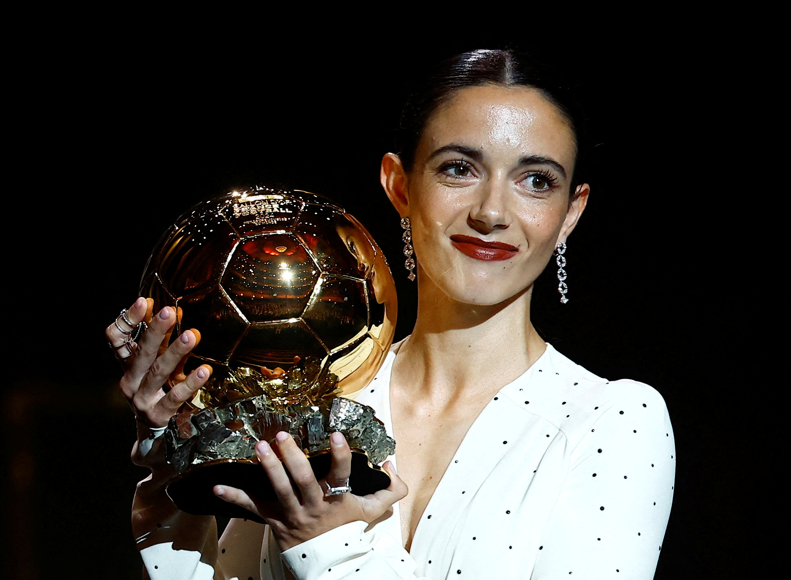 Spain's and FC Barcelona's Aitana Bonmati with the Ballon d'Or