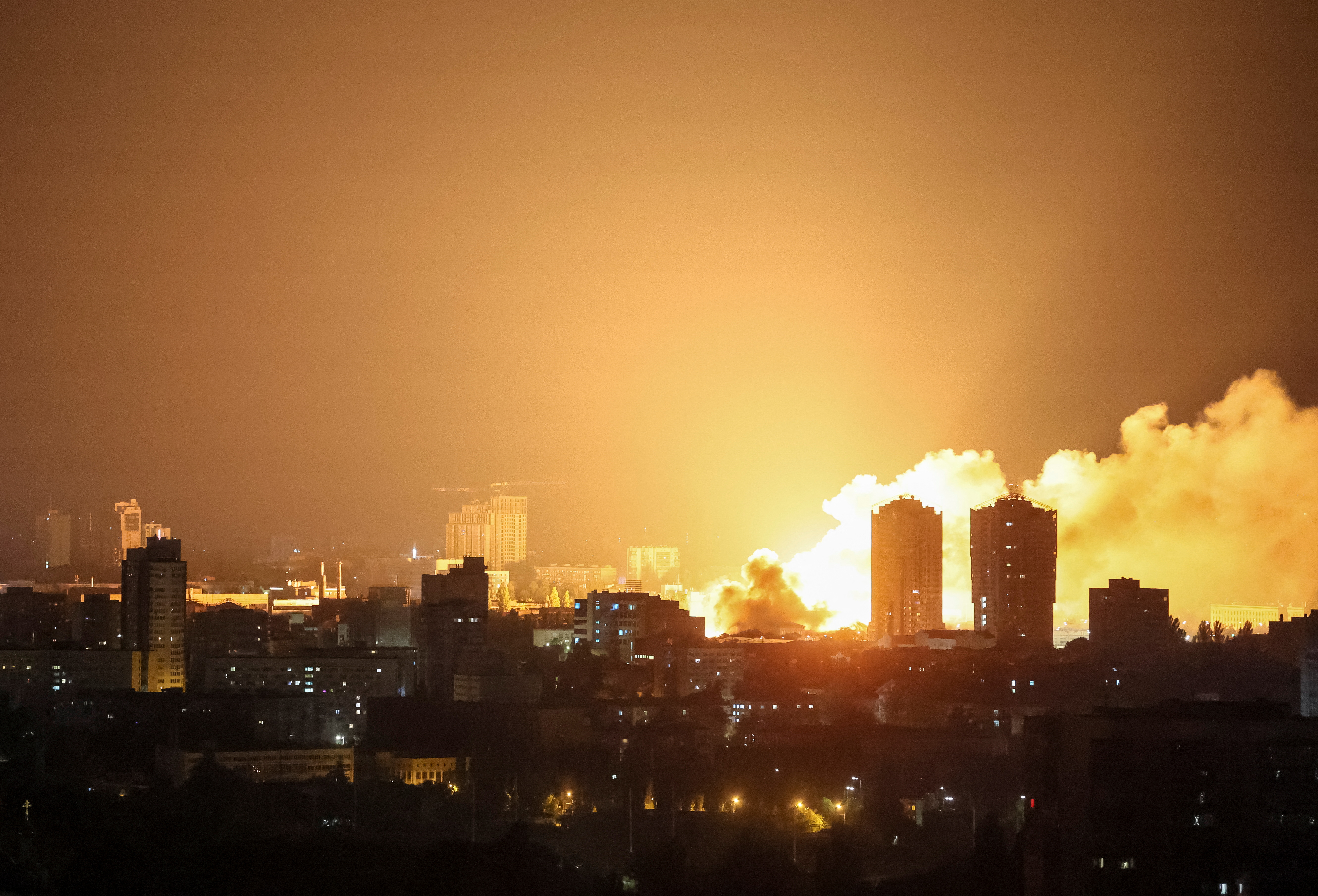 Fire and smoke rise in the city after a Russian drone strike, amid Russia's attack on Ukraine, in Kyiv, Ukraine June 6, 2025. REUTERS/Gleb Garanich