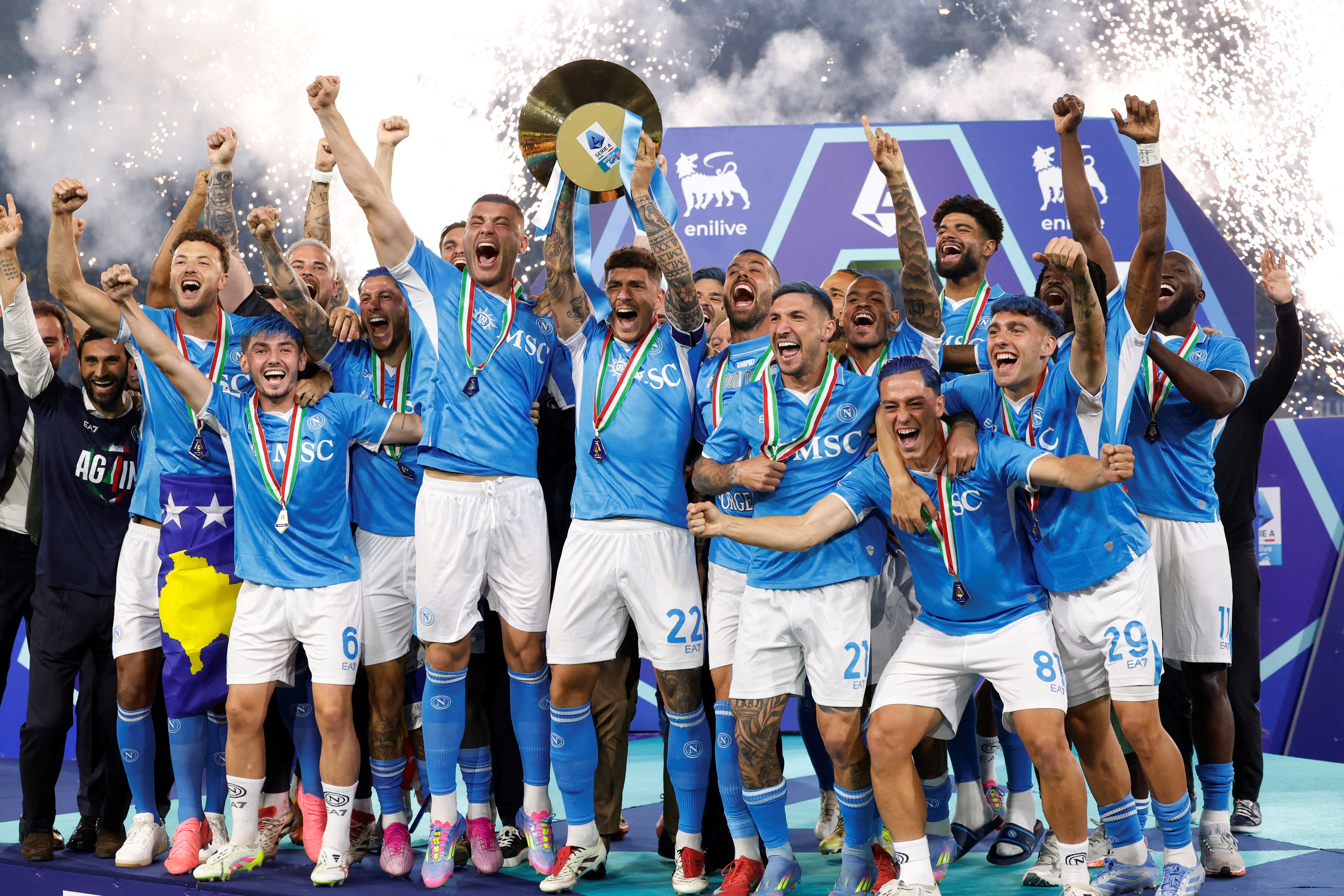 Serie A - Napoli v Cagliari - Stadio Diego Armando Maradona, Naples, Italy - May 24, 2025 Napoli's Giovanni Di Lorenzo lifts the trophy as he celebrates winning Serie A with teammates