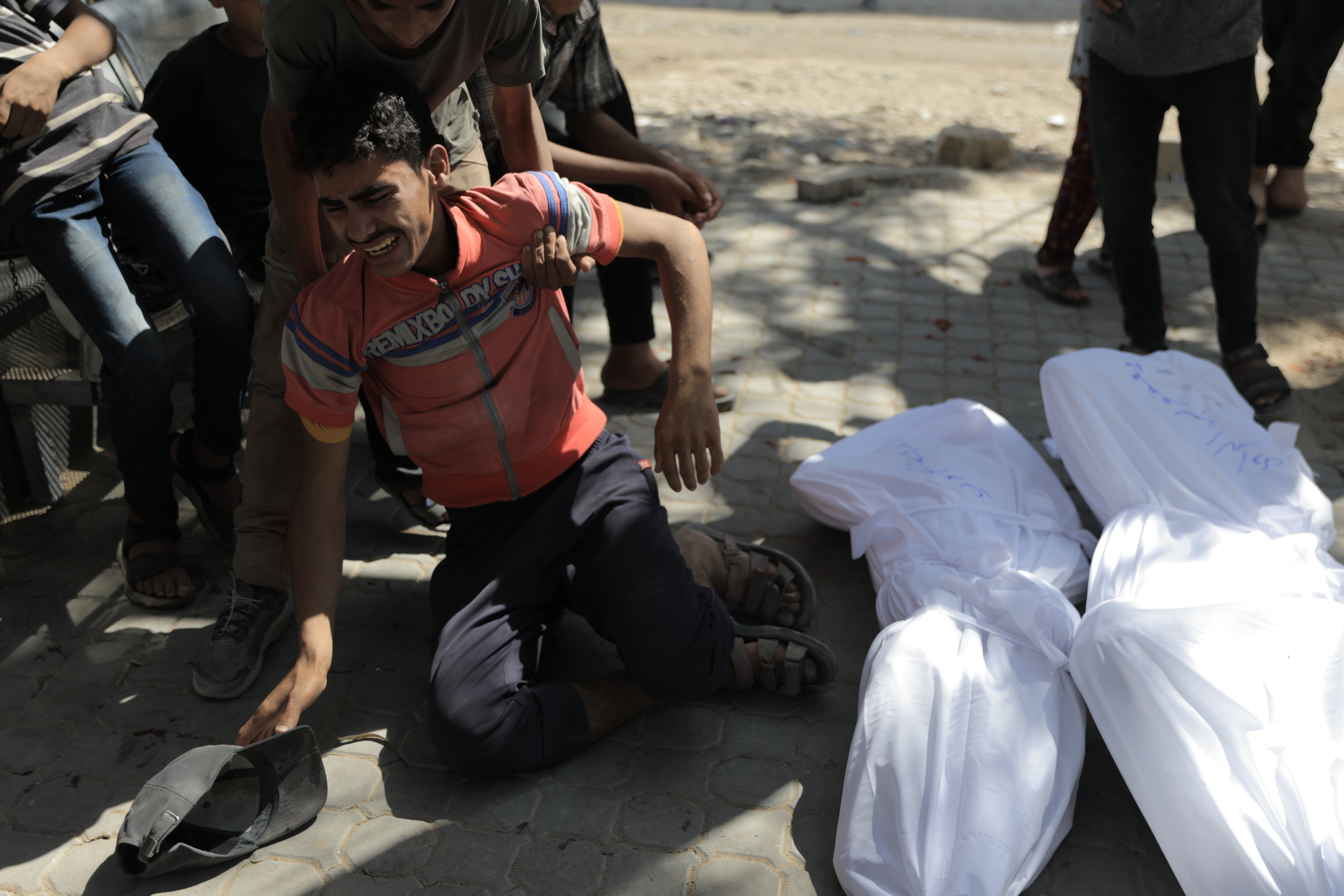 GAZA CITY, GAZA - JUNE 27: Relatives of the Palestinians killed in Israeli army attack on the Usama bin Zeid School, which was sheltering displaced Palestinians, mourn as the bodies and injured Palestinians are brought to Al-Shifa hospital in Gaza City, Gaza on Jnue 27, 2025. ( Ahmed Jihad Ibrahim Al-arini - Anadolu Agency )