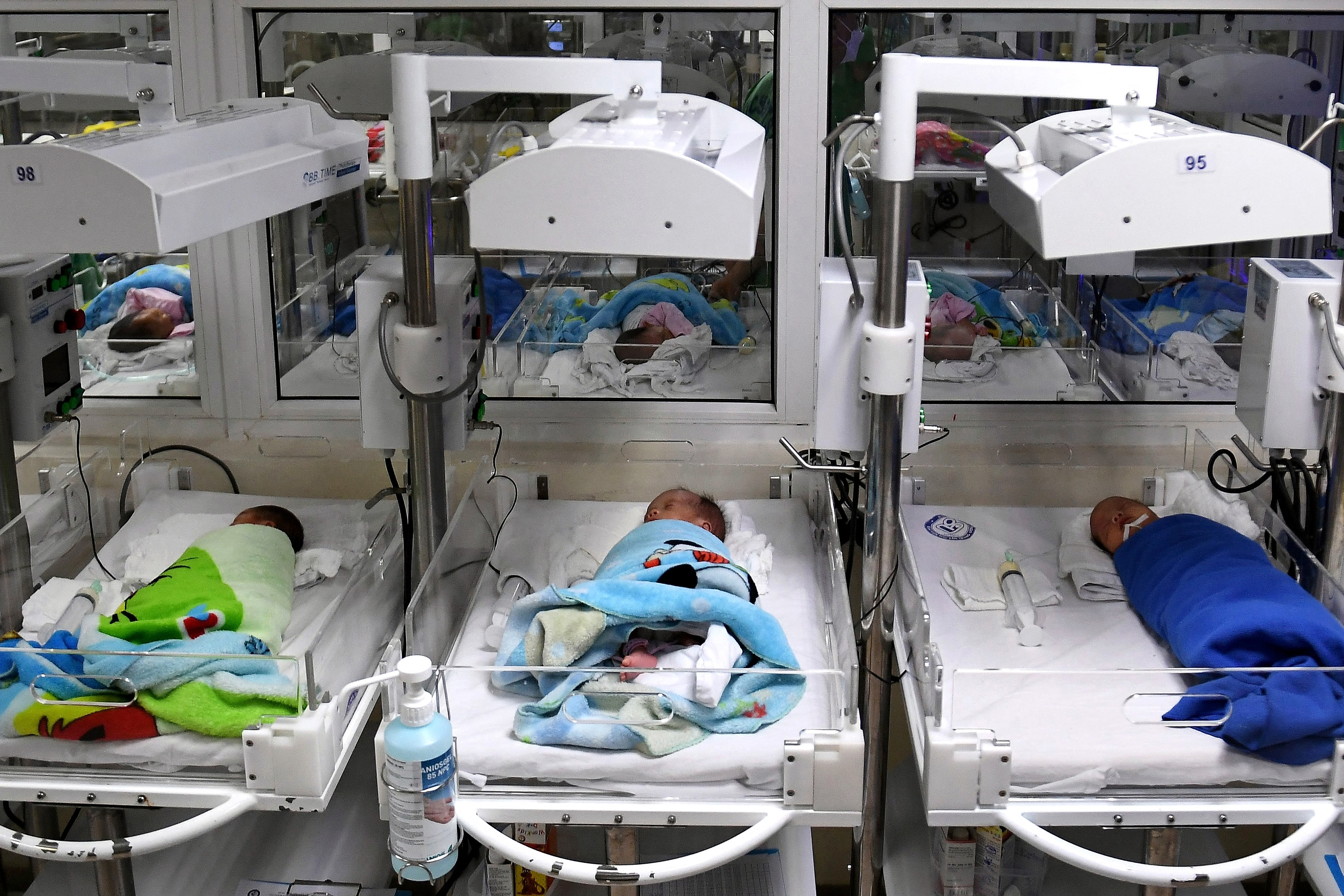 This photo taken on October 12, 2022 shows newborn babies inside a ward at the National Hospital of Obstetrics and Gynecology in Hanoi. The global population will breach the symbolic level of 8 billion on November 15, according to the UN. The milestone comes as questions are increasingly being raised about the measures needed to adapt to global warming, as well as about how humanity consumes Earth s resources. (Photo by Nhac NGUYEN / AFP)