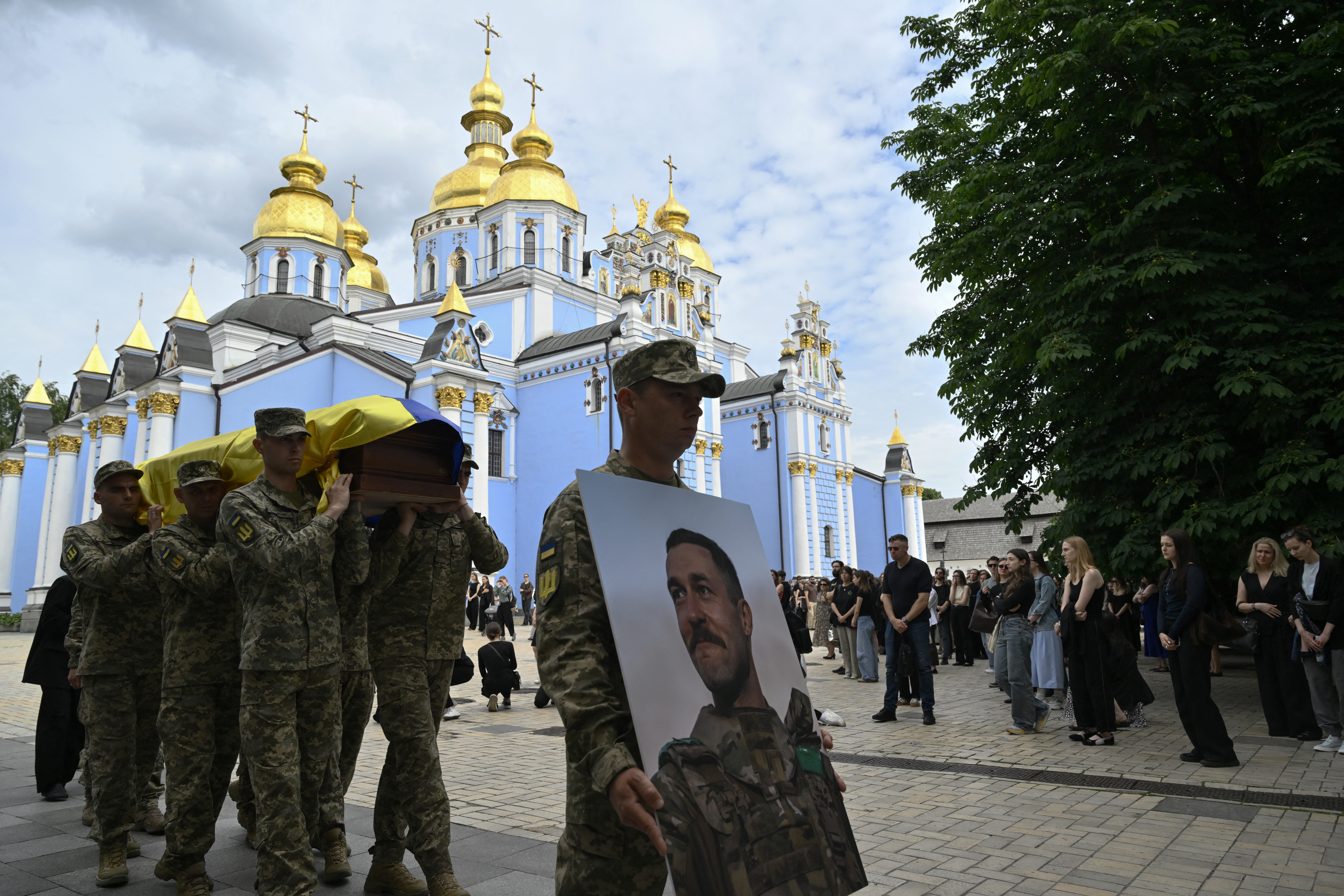 An honour guard carry the coffin of fallen Ukrainian serviceman and former actor Yuriy Felipenko during his funeral in Kyiv