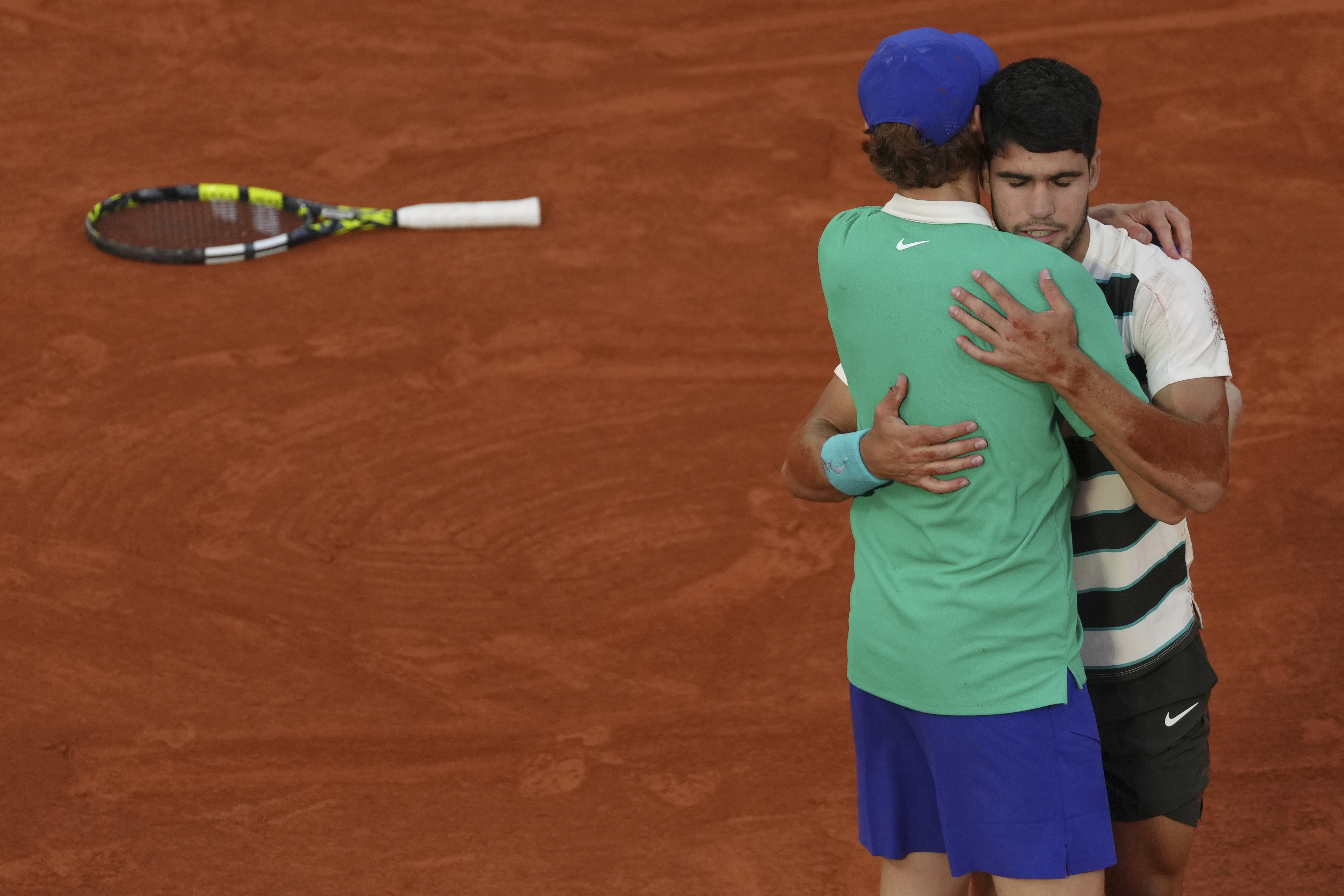 Spain's Carlos Alcaraz hugs Italy's Jannik Sinner after winning the final match of the French Tennis Open at the Roland-Garros in Paris, Sunday, June 8, 2025. (AP Photo/Aurelien Morissard)