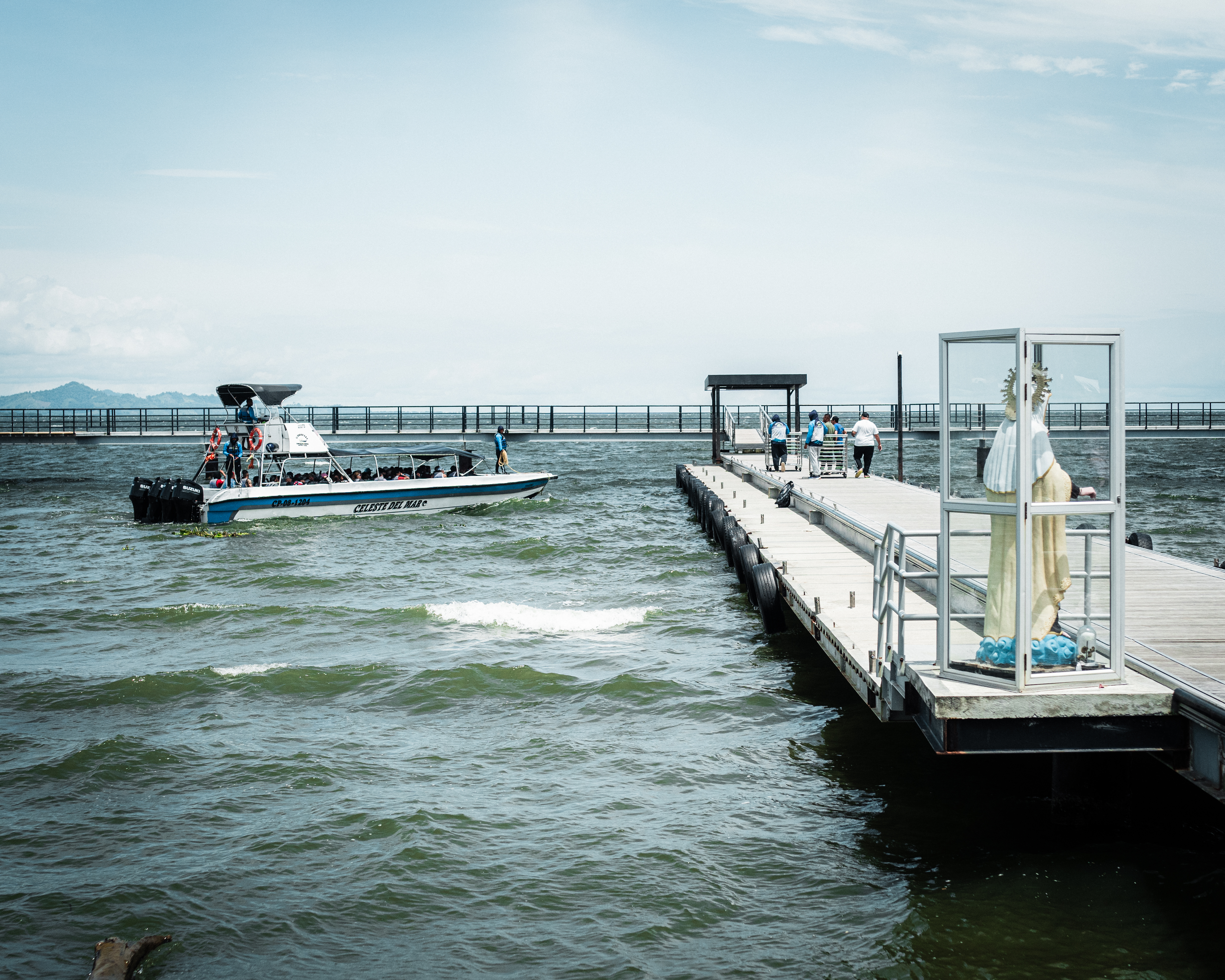 A boat carrying a group of returning migrants arrives at the pier in Necoclí
