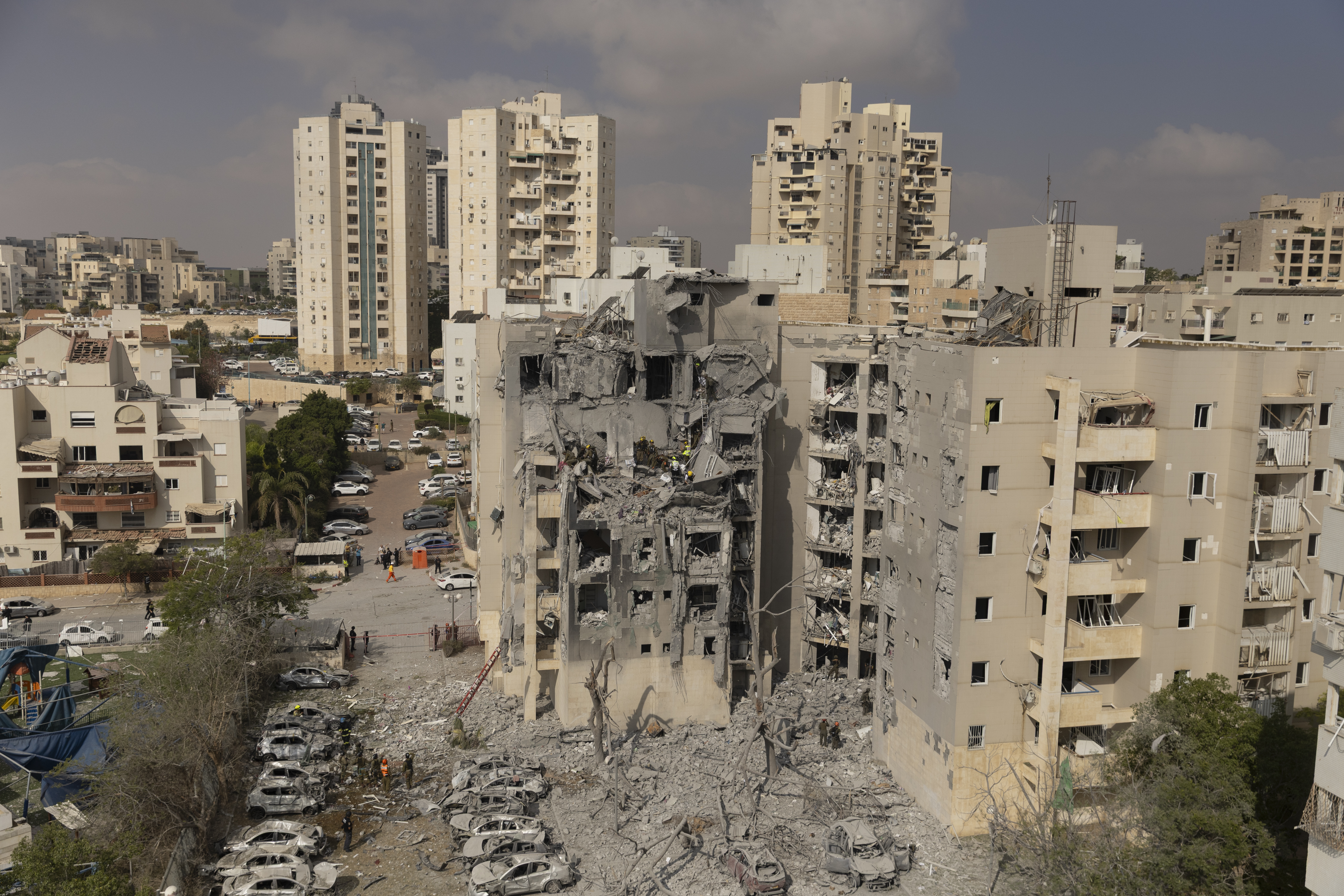 BEER SHEVA, ISRAEL - JUNE 24: Emergency and rescue responders work at the rubble of a building after a ballistic missile fired from Iran strike a building at the city on June 24, 2025 in Beer Sheva, Israel. Iran and Israel have continued to exchange aerial attacks in the days after the United States joined the war and bombed several Iranian nuclear sites. (Photo by Amir Levy/Getty Images)