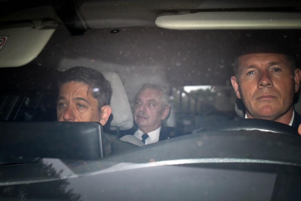 epa11743804 Argentine former President Alberto Fernandez (C) arrives to Comodoro Pya courts to give testimony in the pre-trial proceedings investigating the alleged irregularities in insurance contracting for government agencies during his term of office, in Buenos Aires, Argentina, 27 November 2024. EPA/STR BEST QUALITY AVAILABLE