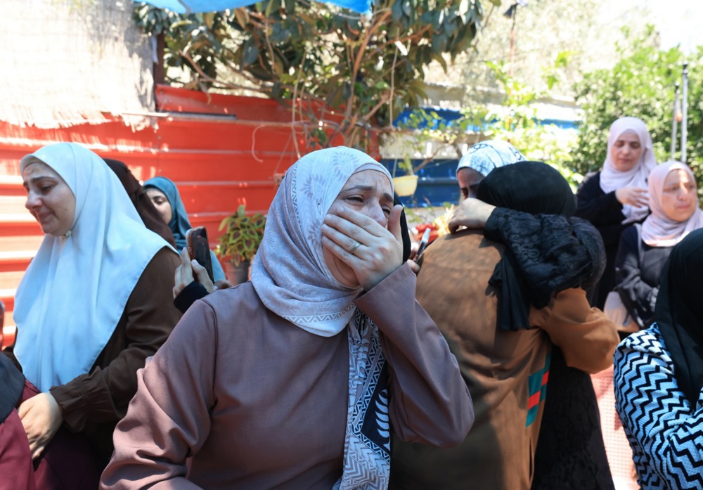 epa12214919 Relatives mourn during the funeral of a Palestinian man, in the West Bank city of Tulkarem, 04 July 2025. According to the Palestinian Ministry of Health, a 61-year-old man identified as Waleed Hassan Saad Bdeir, was fatally shot by Israeli troops on 03 July evening near Nour Shams refugee camp. EPA/ALAA BADARNEH