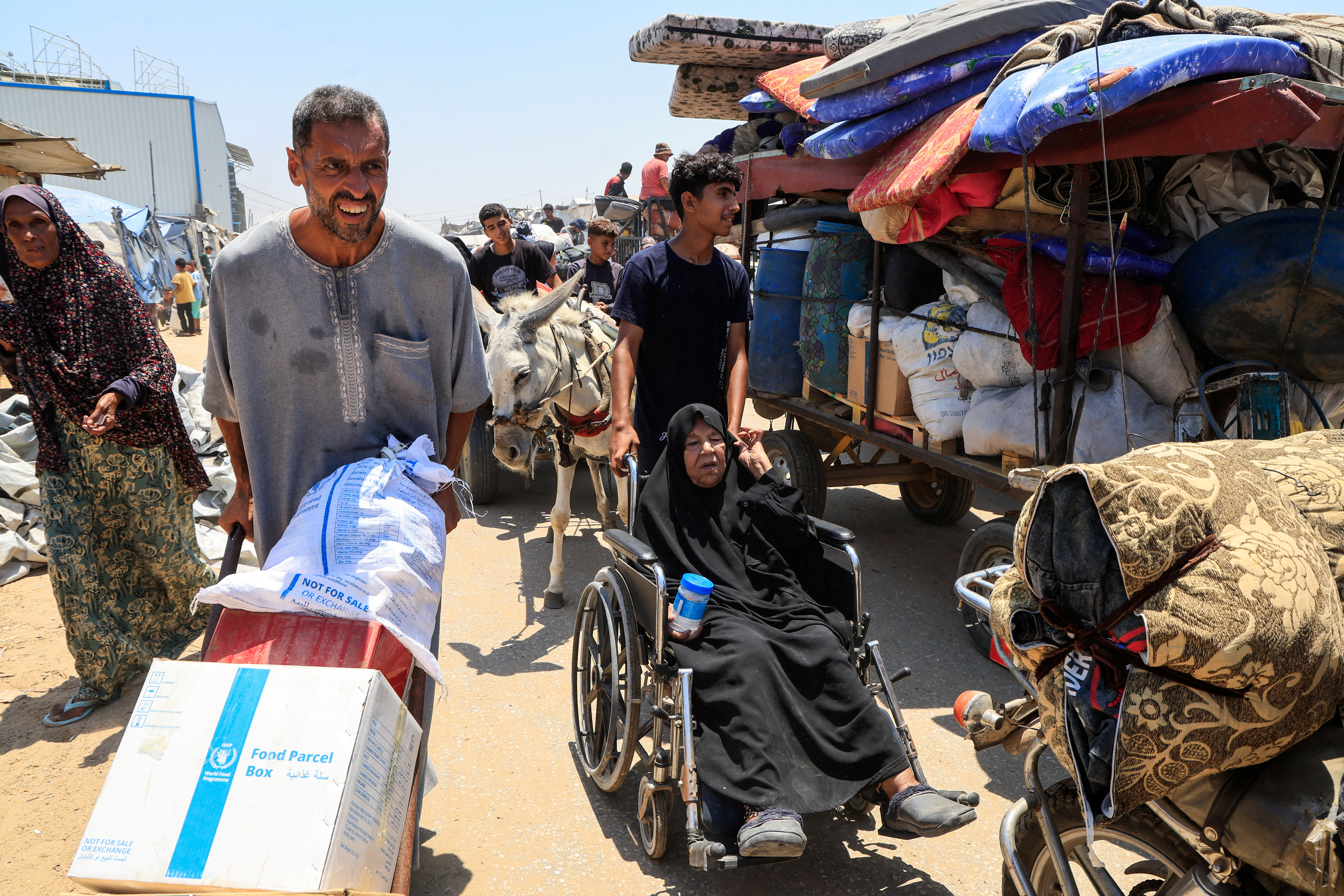 Displaced Palestinians flee Khan Younis