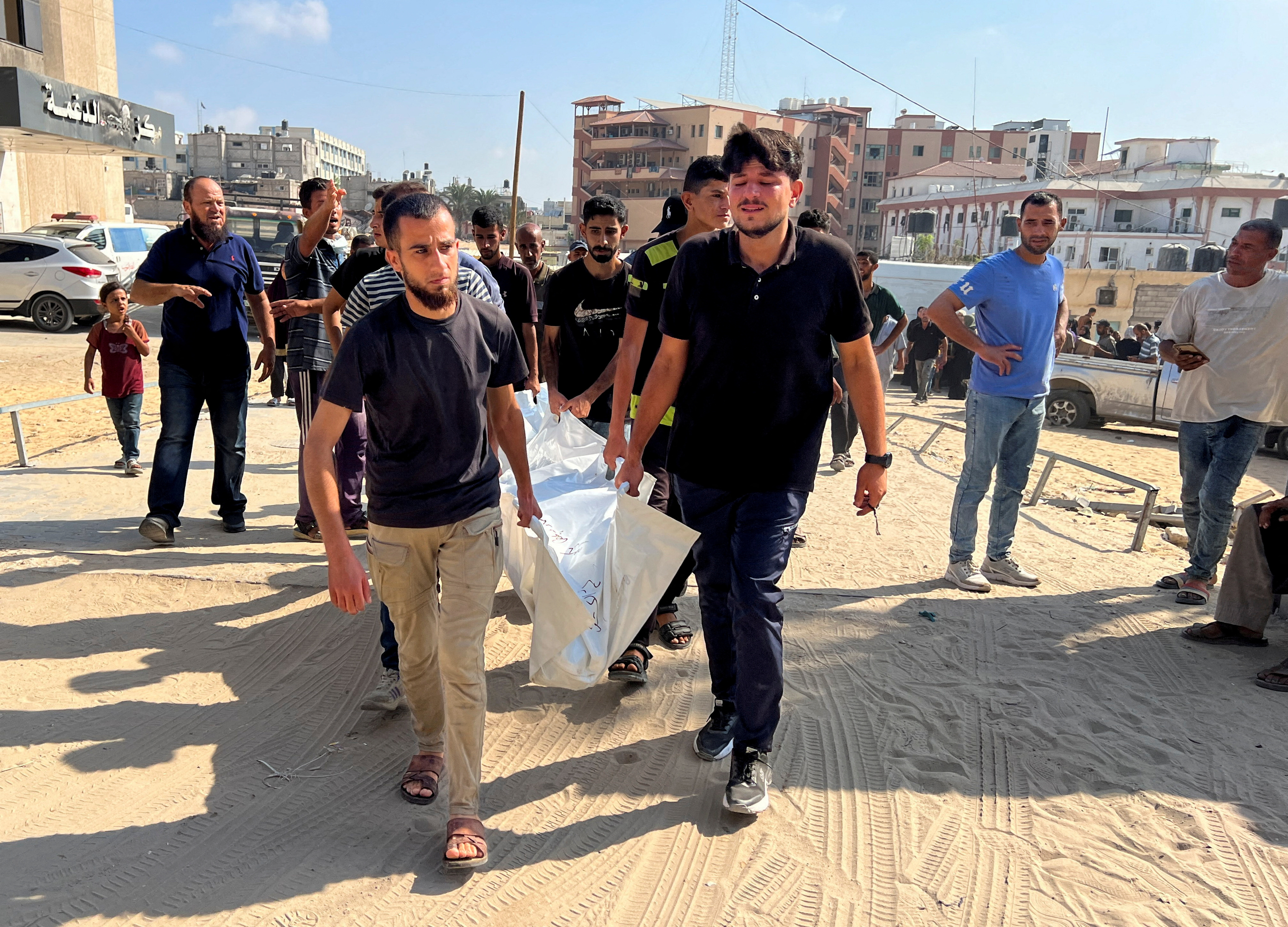 People carry the body of a dead Palestinian.