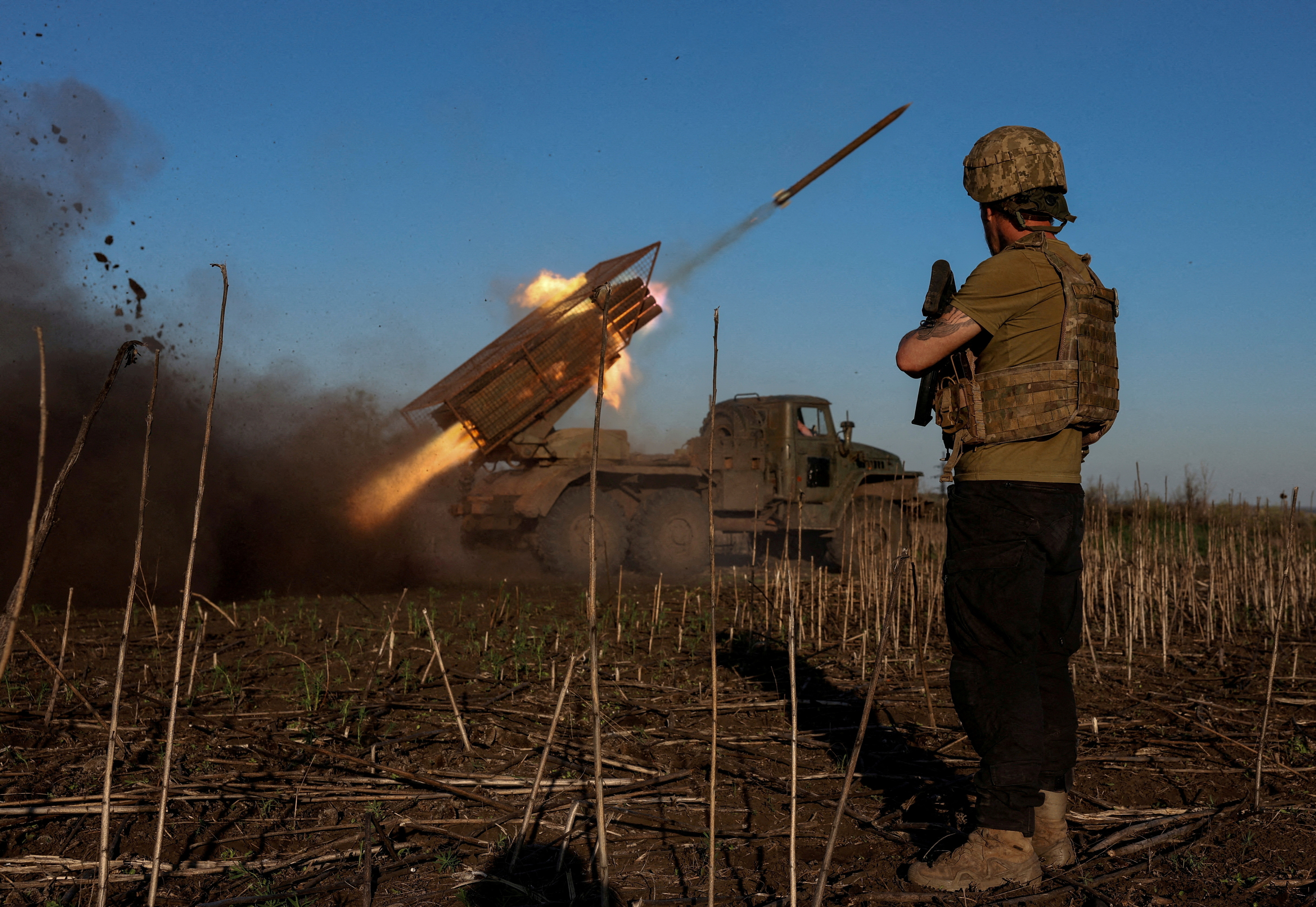 FILE PHOTO: Ukrainian service members of the 25th Sicheslav Airborne Brigade fire a BM-21 Grad multiple rocket launch system towards Russian troops near the frontline town of Pokrovsk, amid Russia's attack on Ukraine, in Donetsk region, Ukraine April 19, 2025. REUTERS/Anatolii Stepanov/File Photo