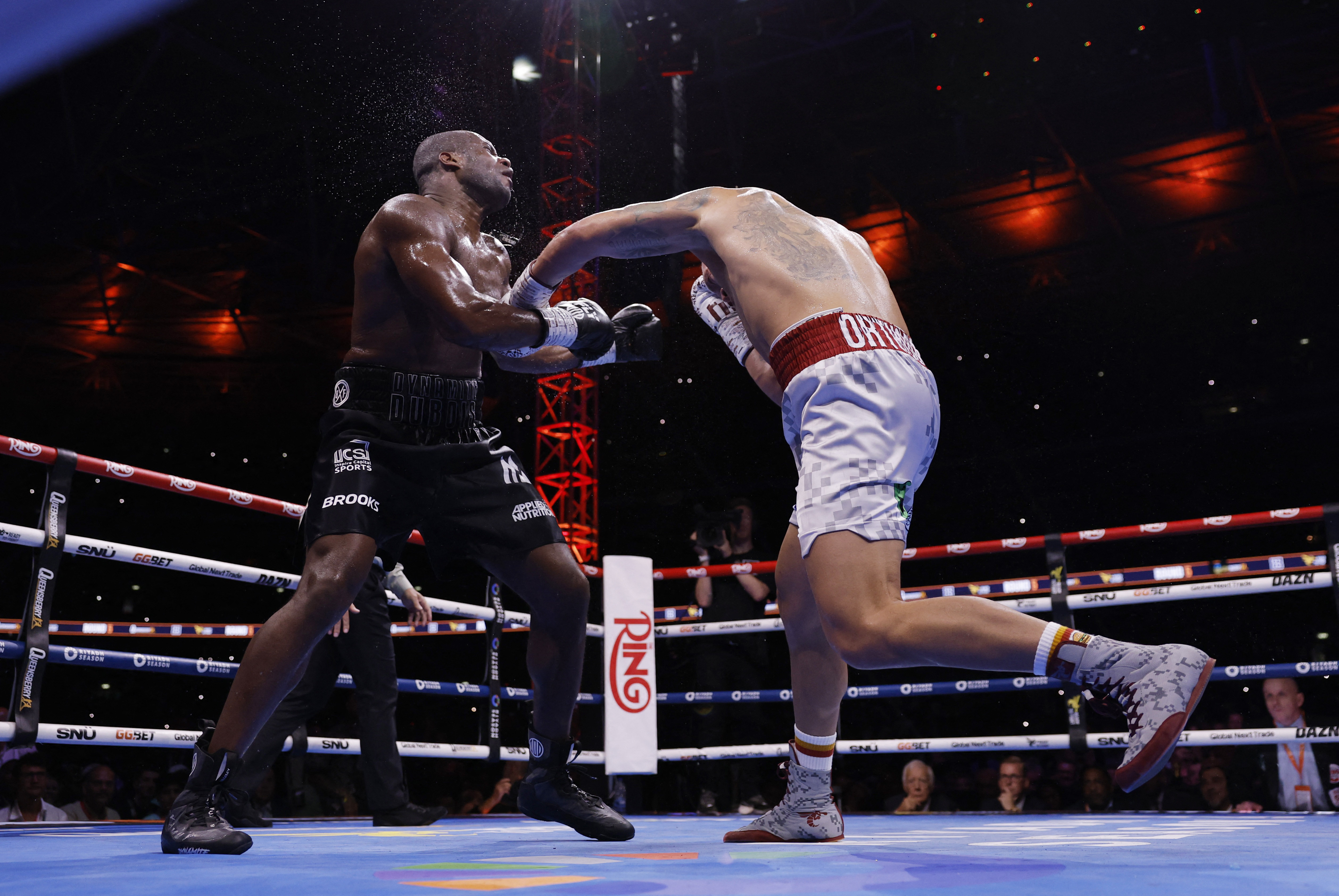 Oleksandr Usyk knocks down Daniel Dubois and wins the fight