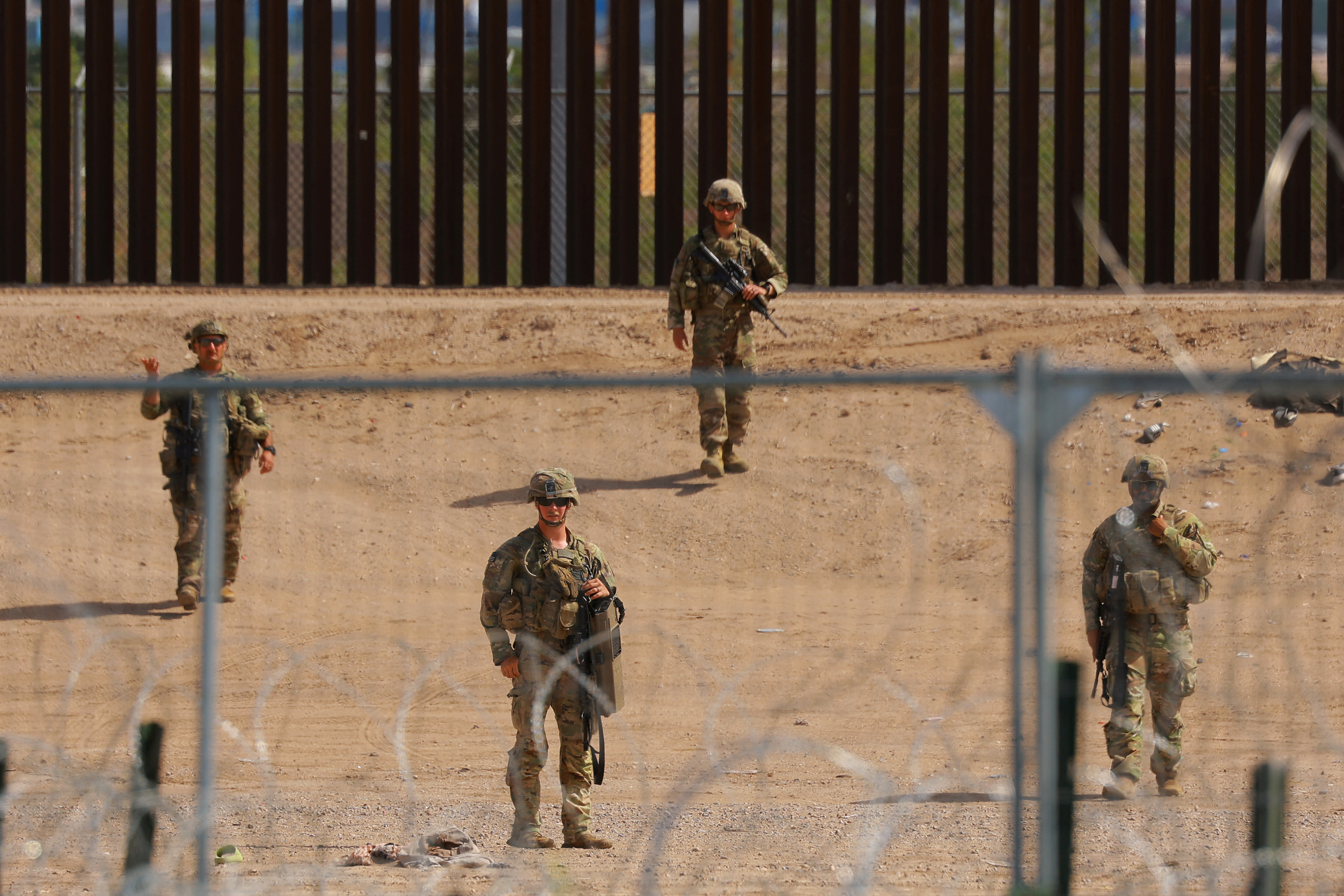 A U.S. soldier assigned to Joint Task Force-Southern Border holds a Dronebuster, a handheld device designed to counter drones, in El Paso, Texas, as seen from Ciudad Juarez, Mexico, July 23, 2025. REUTERS/Jose Luis Gonzalez