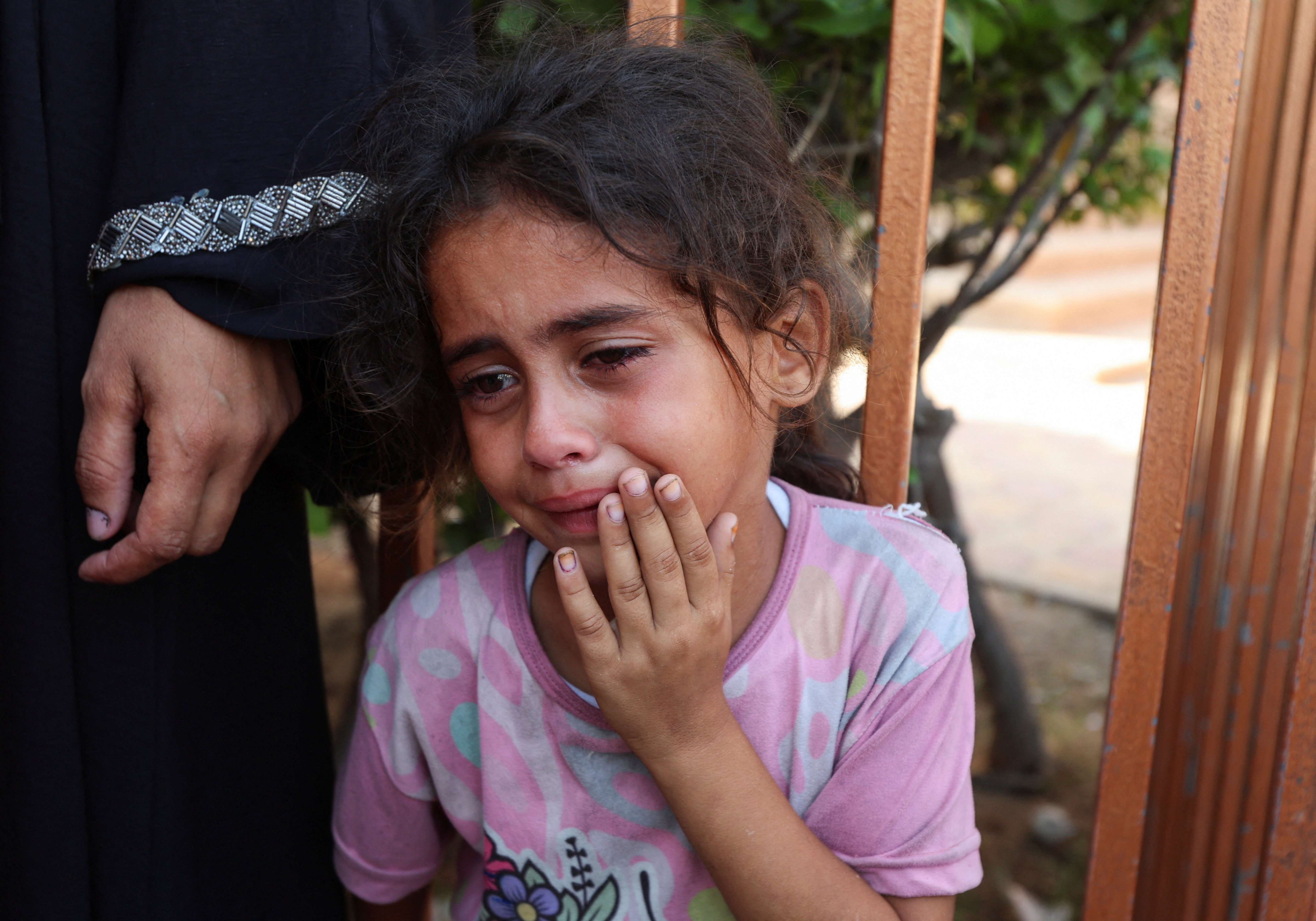 A child reacts during the funeral of Palestinians killed in an overnight Israeli strike, according to medics, at Nasser hospital, in Khan Younis in the southern Gaza Strip, July 28, 2025. REUTERS/Ramadan Abed