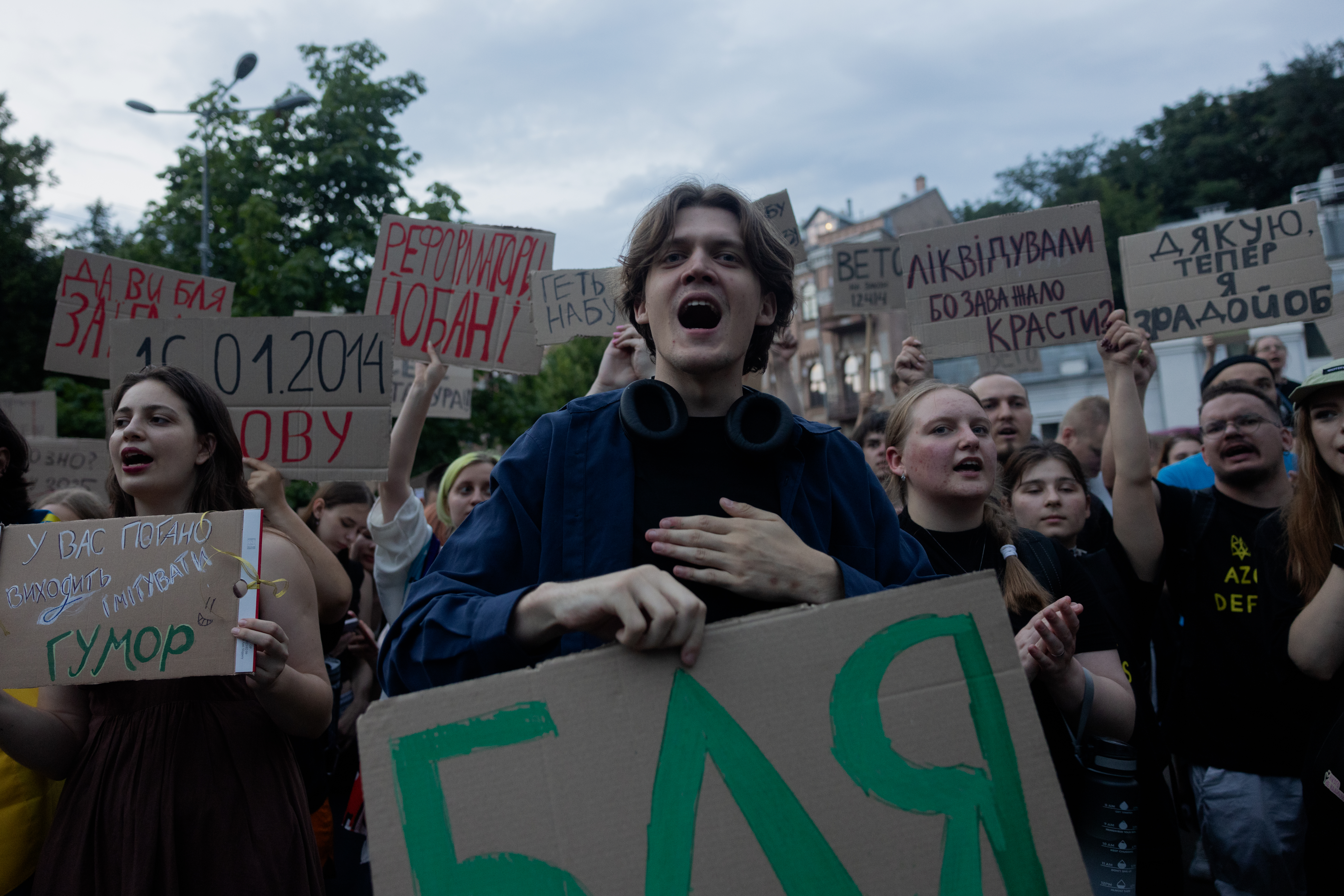 Protesters hold placards during a demonstration calling for the Ukrainian president to veto a law passed by parliament that reduces the powers of Ukraine’s National Anti-Corruption Bureau (NABU) and Specialised Anti-Corruption Prosecutor's Office (SAPO) in downtown Kyiv on July 22, 2025, amid the Russian invasion of Ukraine.