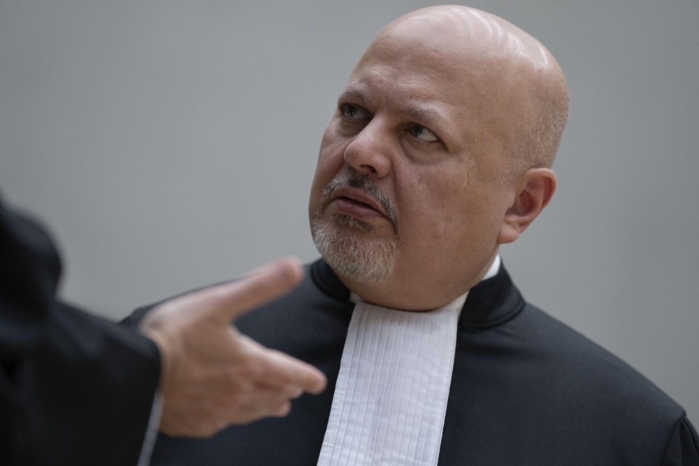 epa11963831 Chief Prosecutor Karim Khan talks while waiting for former Philippine President Rodrigo Duterte to appear via video link in the courtroom of the International Criminal Court (ICC) in The Hague, Netherlands, 14 March 2025. Duterte, who is being held in Scheveningen prison, appears before a pre-trial chamber of the ICC, following his arrest on 11 March in Manila. The ICC is investigating Duterte's war on drugs campaign that resulted in thousands of cases of alleged extra-judicial killings during his term. EPA/PETER DEJONG / POOL