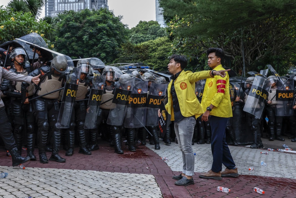 epa12333359 Students face off riot police during a protest outside of Jakarta's police headquarters in Jakarta, Indonesia, 29 August 2025. Hundreds of civilians, including motorcycle taxi drivers, protested in Jakarta after the death of a driver who was allegedly run over by a police vehicle during demonstrations on the night of 28 August. EPA/MAST IRHAM