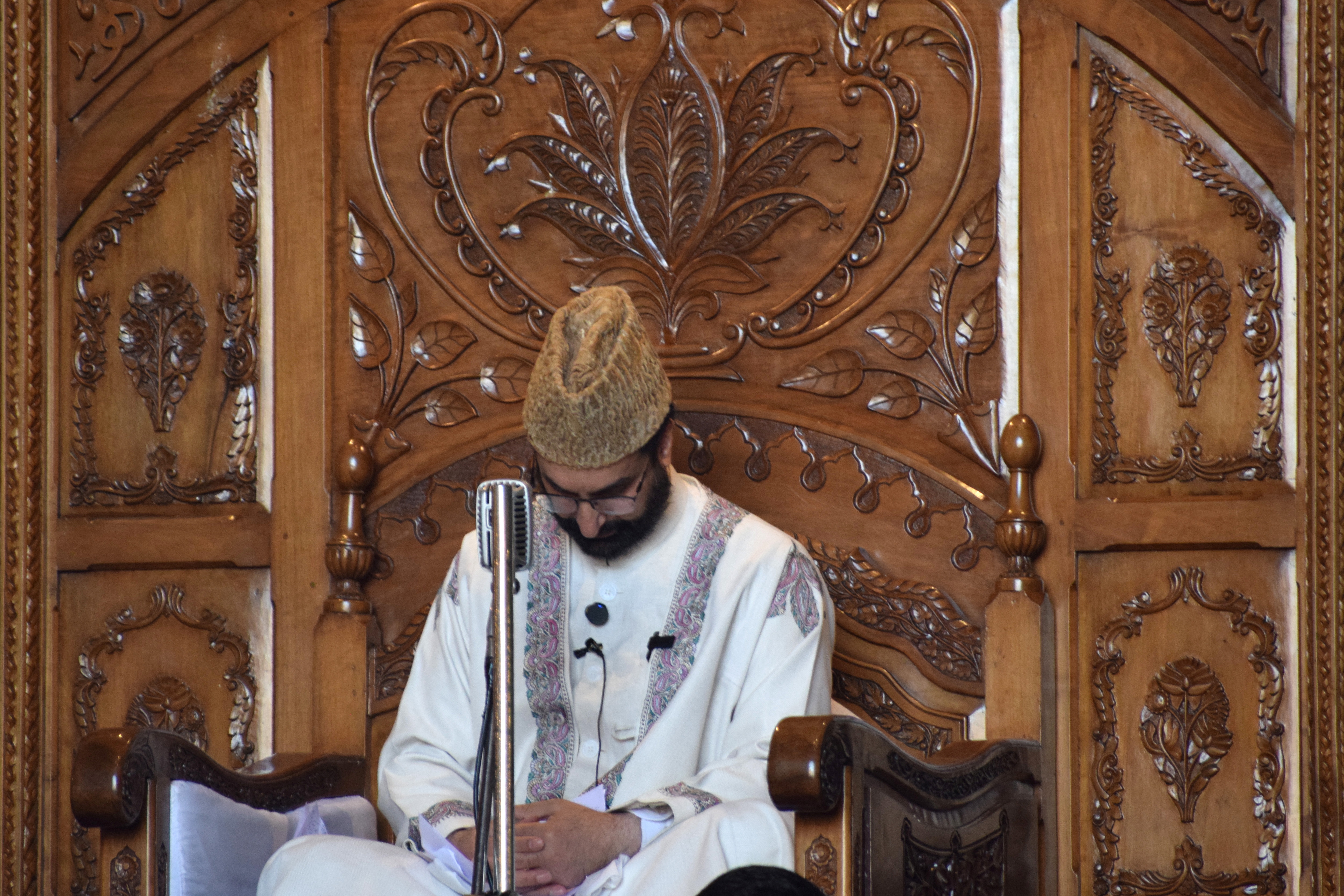Mirwaiz Umar Farooq pauses during a minute's silence in memory of the victims of the attack near south Kashmir's Pahalgam, at the Jamia Masjid in Srinagar April 25, 2025. REUTERS/Sanna Irshad Mattoo