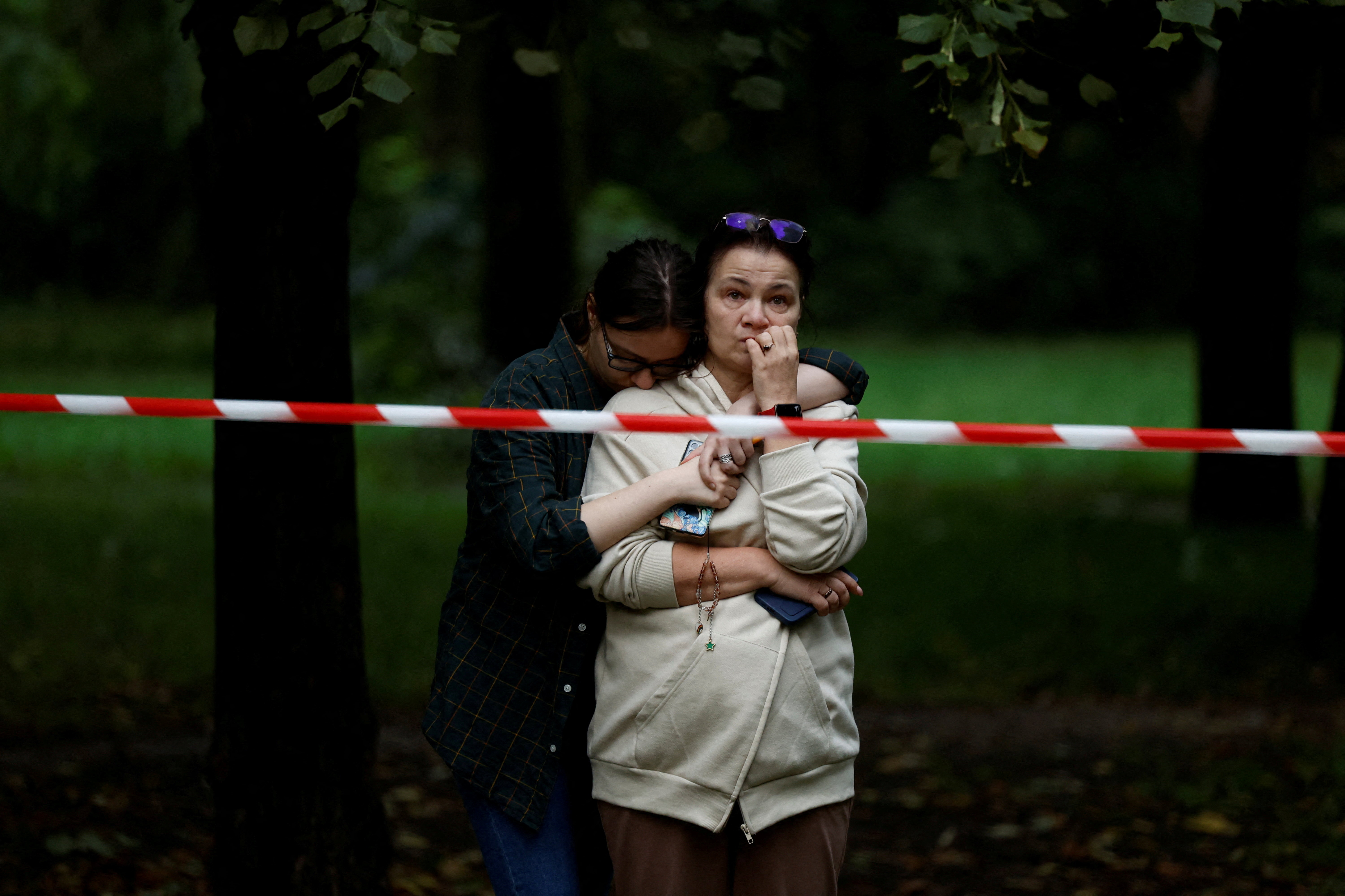 Residents react at the site of an apartment building hit during Russian missile and drone strikes, amid Russia's attack on Ukraine, in Kyiv, Ukraine July 31, 2025. REUTERS/Thomas Peter TPX IMAGES OF THE DAY