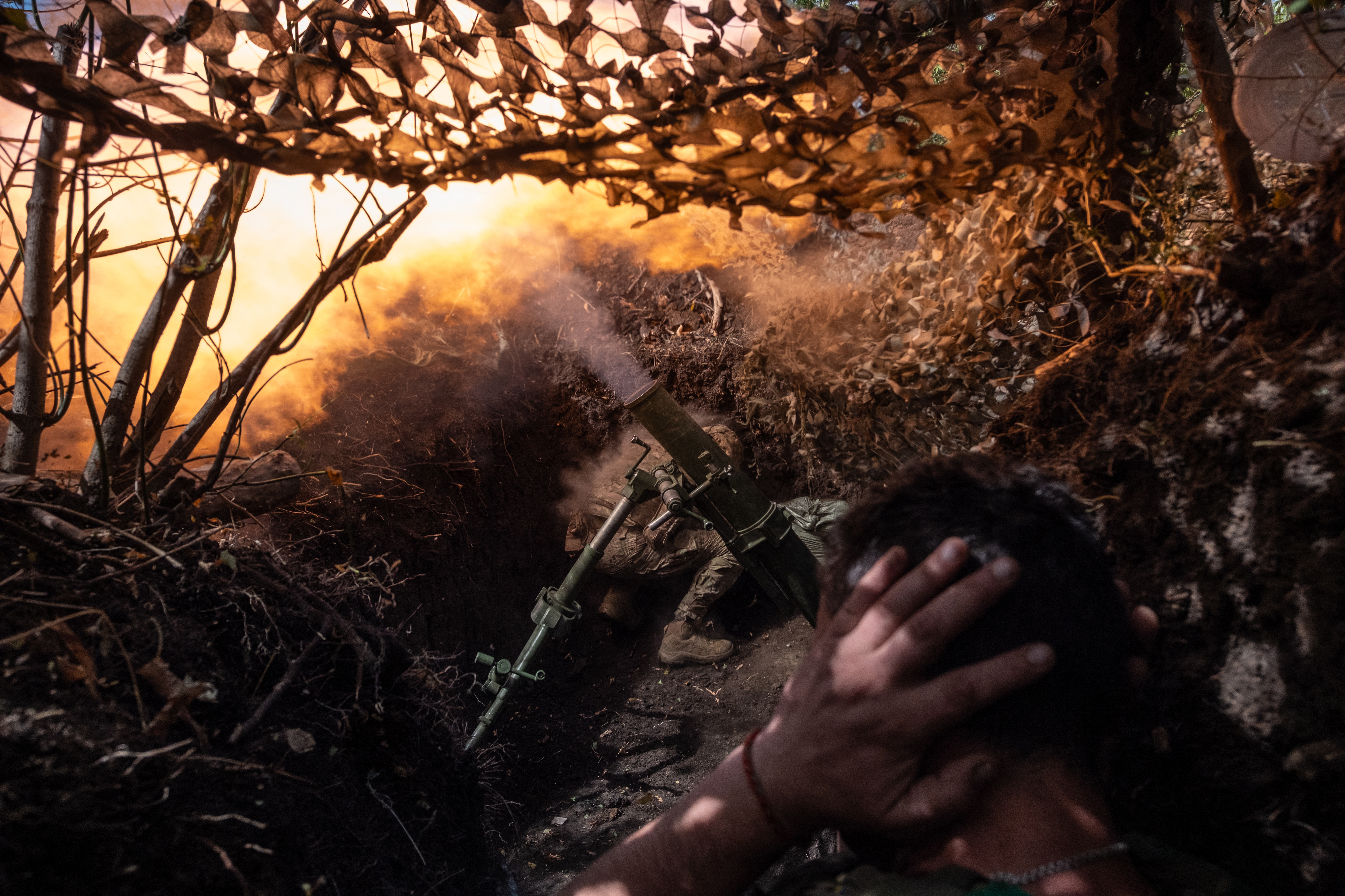 This handout photograph taken on August 26, 2025, and released on August 27, 2025, by the press service of the 93rd Kholodnyi Yar Separate Mechanized Brigade of the Ukrainian Ground Forces shows Ukrainian servicemen near the frontline town of Kostyantynivka, Donetsk region, fire a mortar towards Russian positions, amid the Russian invasion of Ukraine. (Photo by Iryna Rybakova / Press service of the 93rd Separate Mechanized Brigade of the Ukrainian Ground Forces / AFP) / RESTRICTED TO EDITORIAL USE - MANDATORY CREDIT "AFP PHOTO / PRESS SERVICE OF THE 93RD KHOLODNYI YAR SEPARATE MECHANIZED BRIGADE" - NO MARKETING NO ADVERTISING CAMPAIGNS - DISTRIBUTED AS A SERVICE TO CLIENTS